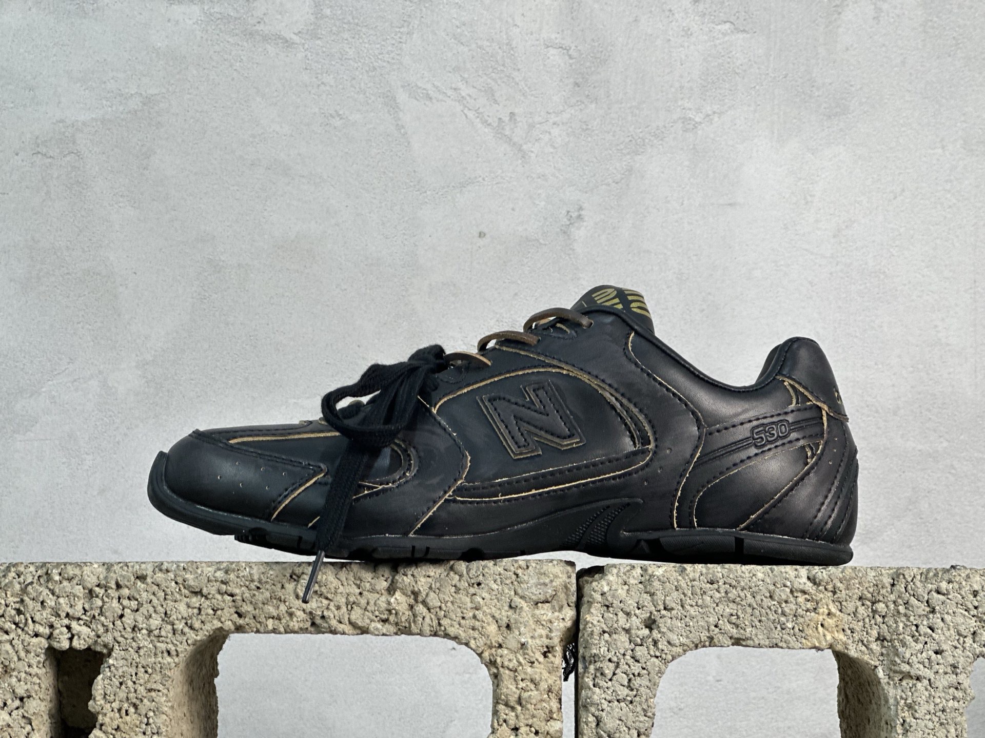 💰220 放店私
纯原版本 缪缪Miu Miu x NB新百伦New Balance 530 SL Leather Sneakers系列低帮经典复古休闲运动慢跑鞋
货号: 5E165E-3L90-F0118-FBD05
#男女鞋半码制
#附赠配件防尘袋及说明书!!
#采用漆皮移膜牛剖革组合网织布鞋面材质
#内嵌环保EVA鞋垫
#外置防滑耐磨橡胶大底❗️
尺码：36 36.5 37 37.5 38 38.5 39.5 40 40.5 41.5 42 42.5 43 44 44.5 45