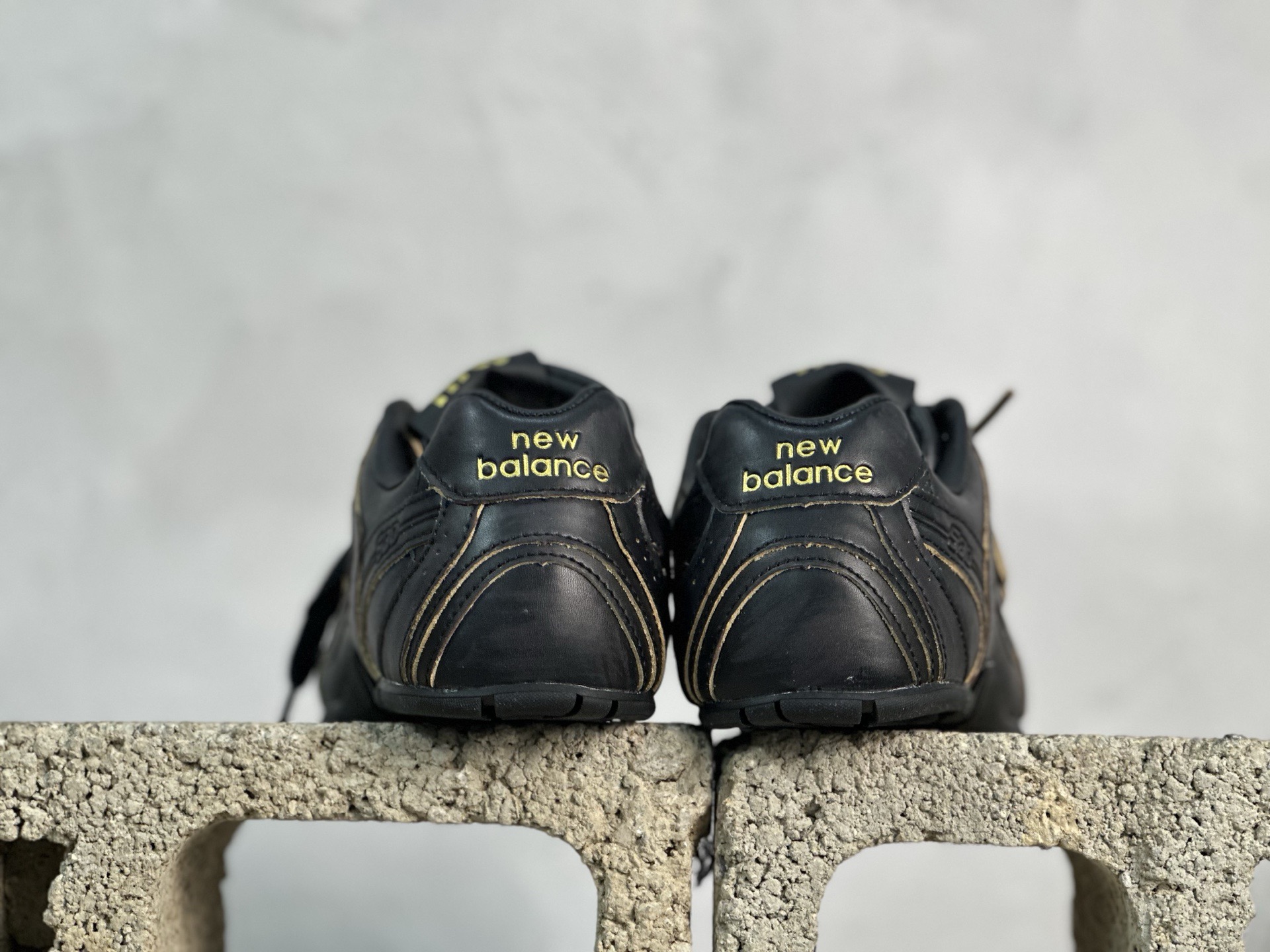 💰220 放店私
纯原版本 缪缪Miu Miu x NB新百伦New Balance 530 SL Leather Sneakers系列低帮经典复古休闲运动慢跑鞋
货号: 5E165E-3L90-F0118-FBD05
#男女鞋半码制
#附赠配件防尘袋及说明书!!
#采用漆皮移膜牛剖革组合网织布鞋面材质
#内嵌环保EVA鞋垫
#外置防滑耐磨橡胶大底❗️
尺码：36 36.5 37 37.5 38 38.5 39.5 40 40.5 41.5 42 42.5 43 44 44.5 45