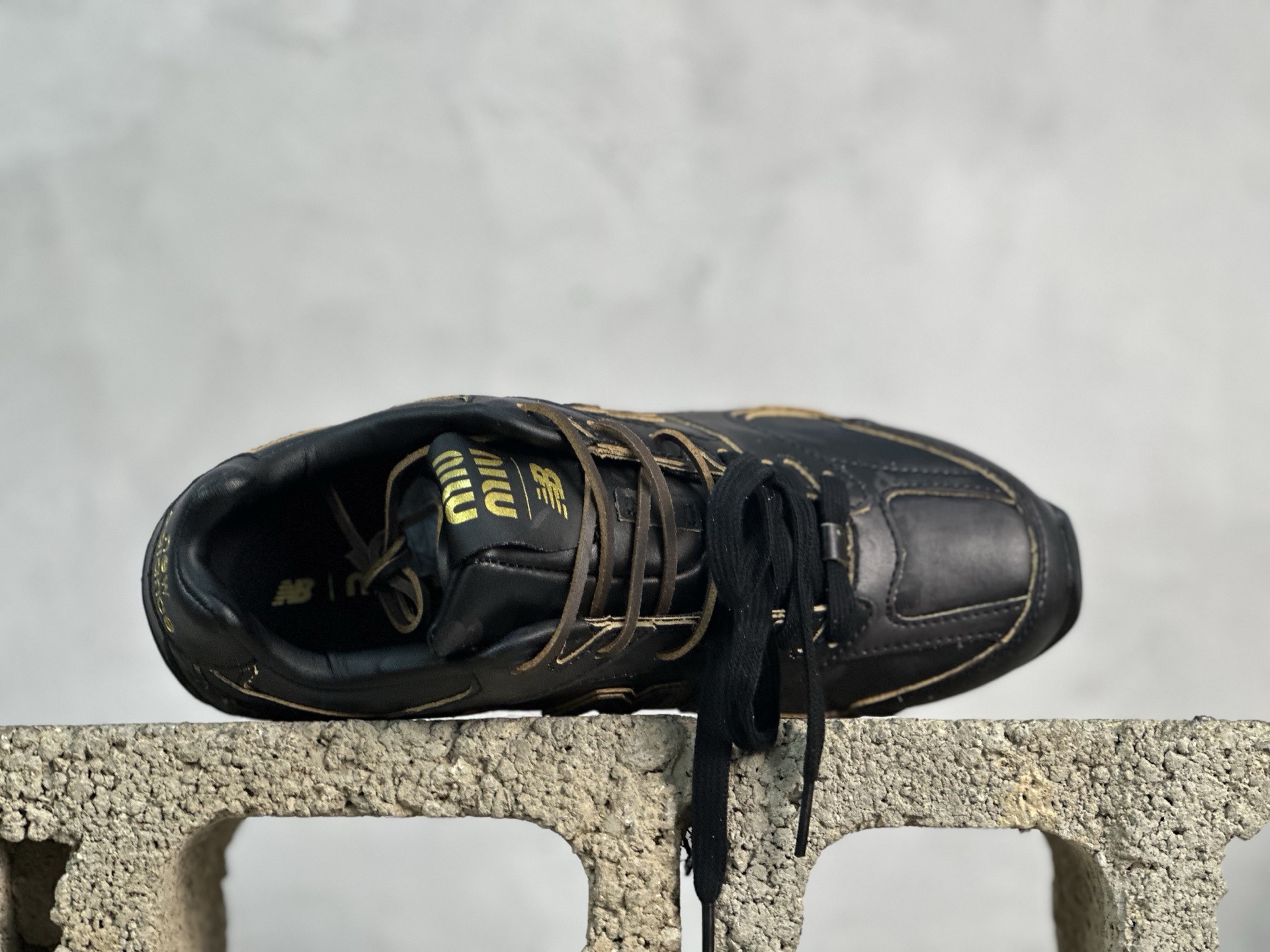 💰220 放店私
纯原版本 缪缪Miu Miu x NB新百伦New Balance 530 SL Leather Sneakers系列低帮经典复古休闲运动慢跑鞋
货号: 5E165E-3L90-F0118-FBD05
#男女鞋半码制
#附赠配件防尘袋及说明书!!
#采用漆皮移膜牛剖革组合网织布鞋面材质
#内嵌环保EVA鞋垫
#外置防滑耐磨橡胶大底❗️
尺码：36 36.5 37 37.5 38 38.5 39.5 40 40.5 41.5 42 42.5 43 44 44.5 45