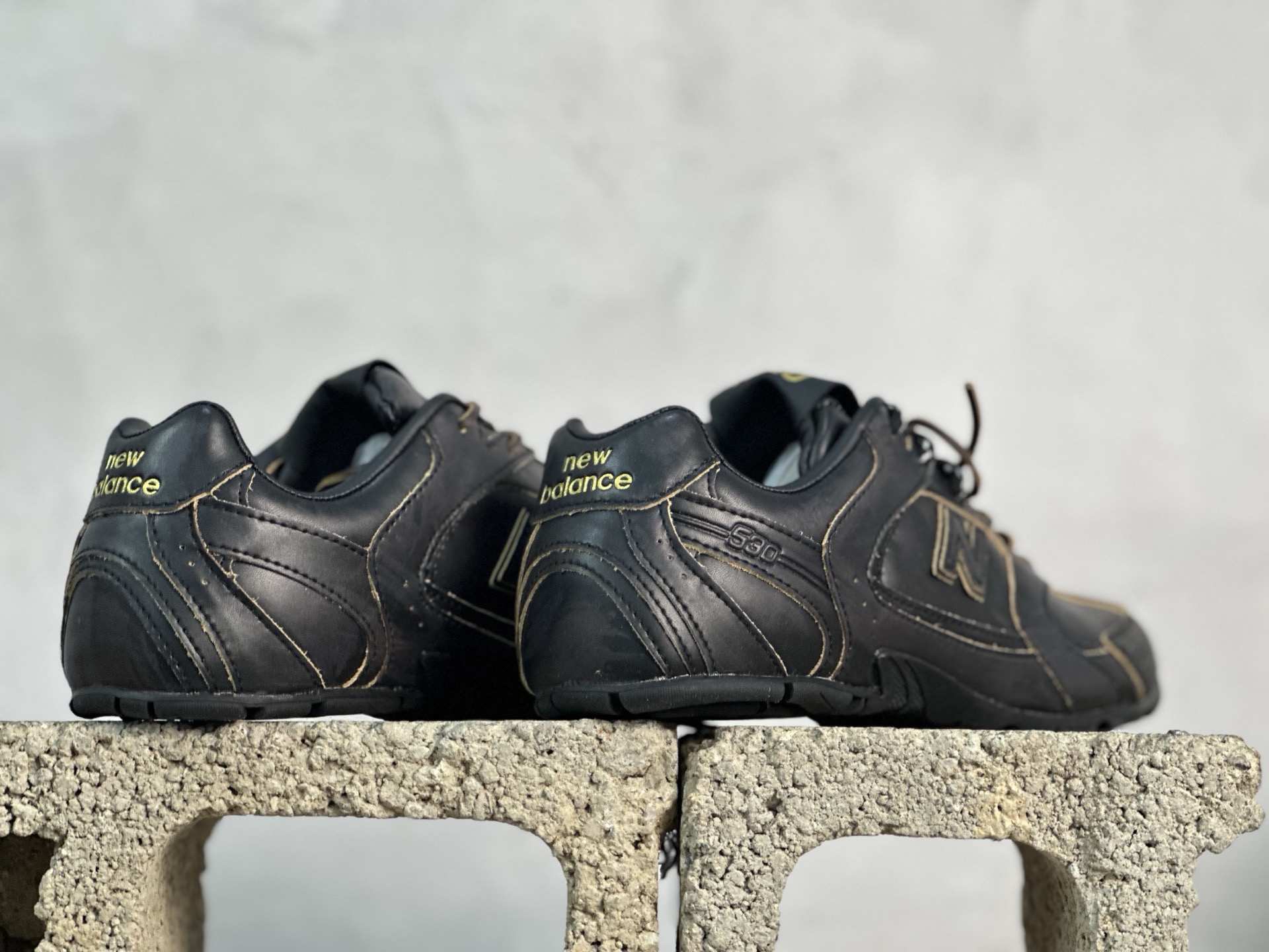 💰220 放店私
纯原版本 缪缪Miu Miu x NB新百伦New Balance 530 SL Leather Sneakers系列低帮经典复古休闲运动慢跑鞋
货号: 5E165E-3L90-F0118-FBD05
#男女鞋半码制
#附赠配件防尘袋及说明书!!
#采用漆皮移膜牛剖革组合网织布鞋面材质
#内嵌环保EVA鞋垫
#外置防滑耐磨橡胶大底❗️
尺码：36 36.5 37 37.5 38 38.5 39.5 40 40.5 41.5 42 42.5 43 44 44.5 45