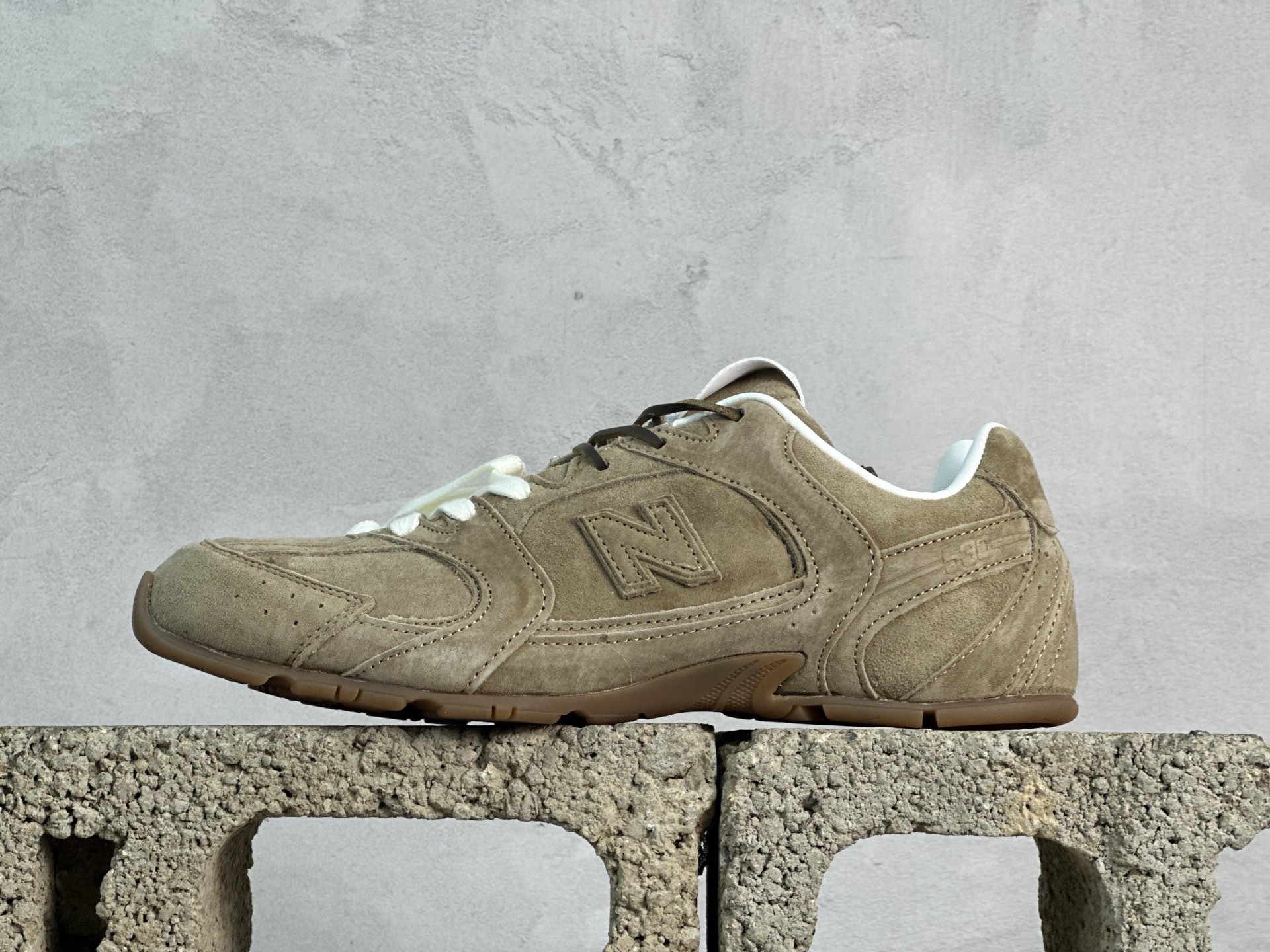 💰220 放店私
纯原版本 缪缪Miu Miu x NB新百伦New Balance 530 SL Leather Sneakers系列低帮经典复古休闲运动慢跑鞋
货号: 5E165E-3L90-F0118-FBD05
#男女鞋半码制
#附赠配件防尘袋及说明书!!
#采用漆皮移膜牛剖革组合网织布鞋面材质
#内嵌环保EVA鞋垫
#外置防滑耐磨橡胶大底❗️
尺码：36 36.5 37 37.5 38 38.5 39.5 40 40.5 41.5 42 42.5 43 44 44.5 45