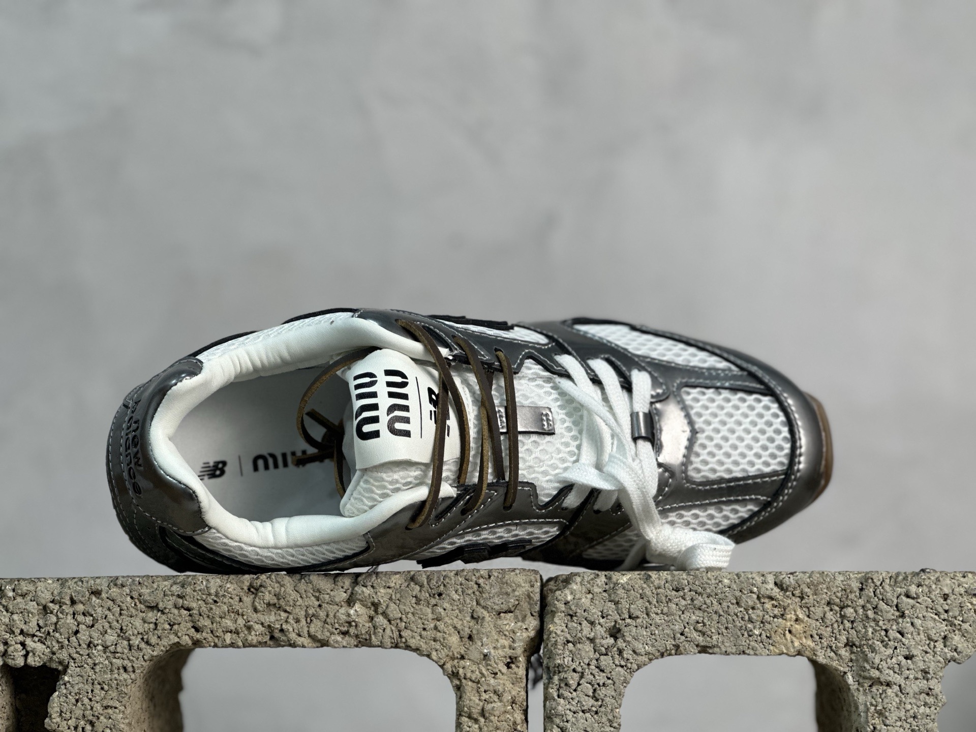 💰220 放店私
纯原版本 缪缪Miu Miu x NB新百伦New Balance 530 SL Leather Sneakers系列低帮经典复古休闲运动慢跑鞋
货号: 5E165E-3L90-F0118-FBD05
#男女鞋半码制
#附赠配件防尘袋及说明书!!
#采用漆皮移膜牛剖革组合网织布鞋面材质
#内嵌环保EVA鞋垫
#外置防滑耐磨橡胶大底❗️
尺码：36 36.5 37 37.5 38 38.5 39.5 40 40.5 41.5 42 42.5 43 44 44.5 45