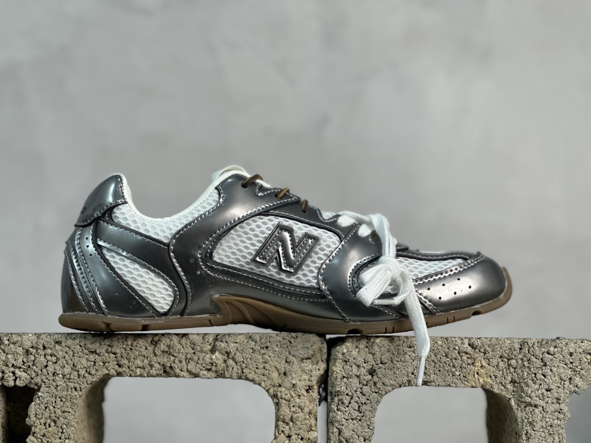 💰220 放店私
纯原版本 缪缪Miu Miu x NB新百伦New Balance 530 SL Leather Sneakers系列低帮经典复古休闲运动慢跑鞋
货号: 5E165E-3L90-F0118-FBD05
#男女鞋半码制
#附赠配件防尘袋及说明书!!
#采用漆皮移膜牛剖革组合网织布鞋面材质
#内嵌环保EVA鞋垫
#外置防滑耐磨橡胶大底❗️
尺码：36 36.5 37 37.5 38 38.5 39.5 40 40.5 41.5 42 42.5 43 44 44.5 45