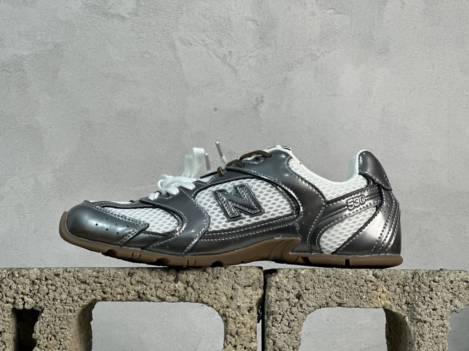 💰220 放店私
纯原版本 缪缪Miu Miu x NB新百伦New Balance 530 SL Leather Sneakers系列低帮经典复古休闲运动慢跑鞋
货号: 5E165E-3L90-F0118-FBD05
#男女鞋半码制
#附赠配件防尘袋及说明书!!
#采用漆皮移膜牛剖革组合网织布鞋面材质
#内嵌环保EVA鞋垫
#外置防滑耐磨橡胶大底❗️
尺码：36 36.5 37 37.5 38 38.5 39.5 40 40.5 41.5 42 42.5 43 44 44.5 45