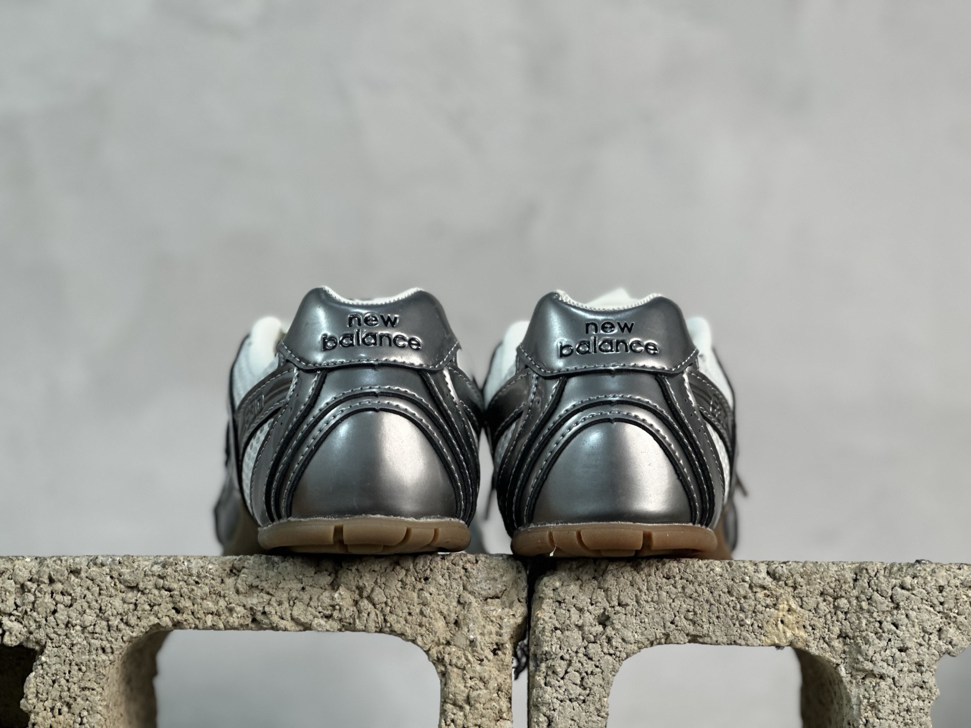 💰220 放店私
纯原版本 缪缪Miu Miu x NB新百伦New Balance 530 SL Leather Sneakers系列低帮经典复古休闲运动慢跑鞋
货号: 5E165E-3L90-F0118-FBD05
#男女鞋半码制
#附赠配件防尘袋及说明书!!
#采用漆皮移膜牛剖革组合网织布鞋面材质
#内嵌环保EVA鞋垫
#外置防滑耐磨橡胶大底❗️
尺码：36 36.5 37 37.5 38 38.5 39.5 40 40.5 41.5 42 42.5 43 44 44.5 45