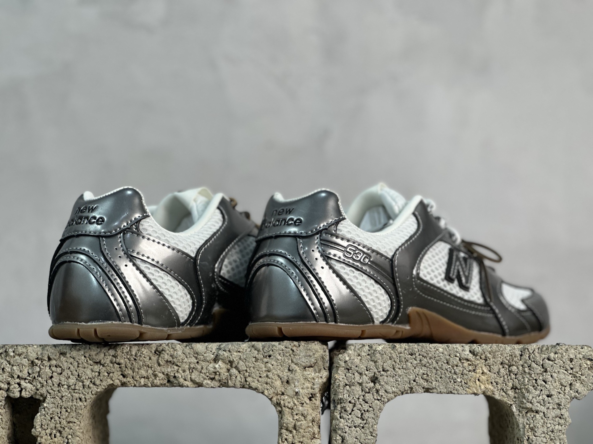 💰220 放店私
纯原版本 缪缪Miu Miu x NB新百伦New Balance 530 SL Leather Sneakers系列低帮经典复古休闲运动慢跑鞋
货号: 5E165E-3L90-F0118-FBD05
#男女鞋半码制
#附赠配件防尘袋及说明书!!
#采用漆皮移膜牛剖革组合网织布鞋面材质
#内嵌环保EVA鞋垫
#外置防滑耐磨橡胶大底❗️
尺码：36 36.5 37 37.5 38 38.5 39.5 40 40.5 41.5 42 42.5 43 44 44.5 45