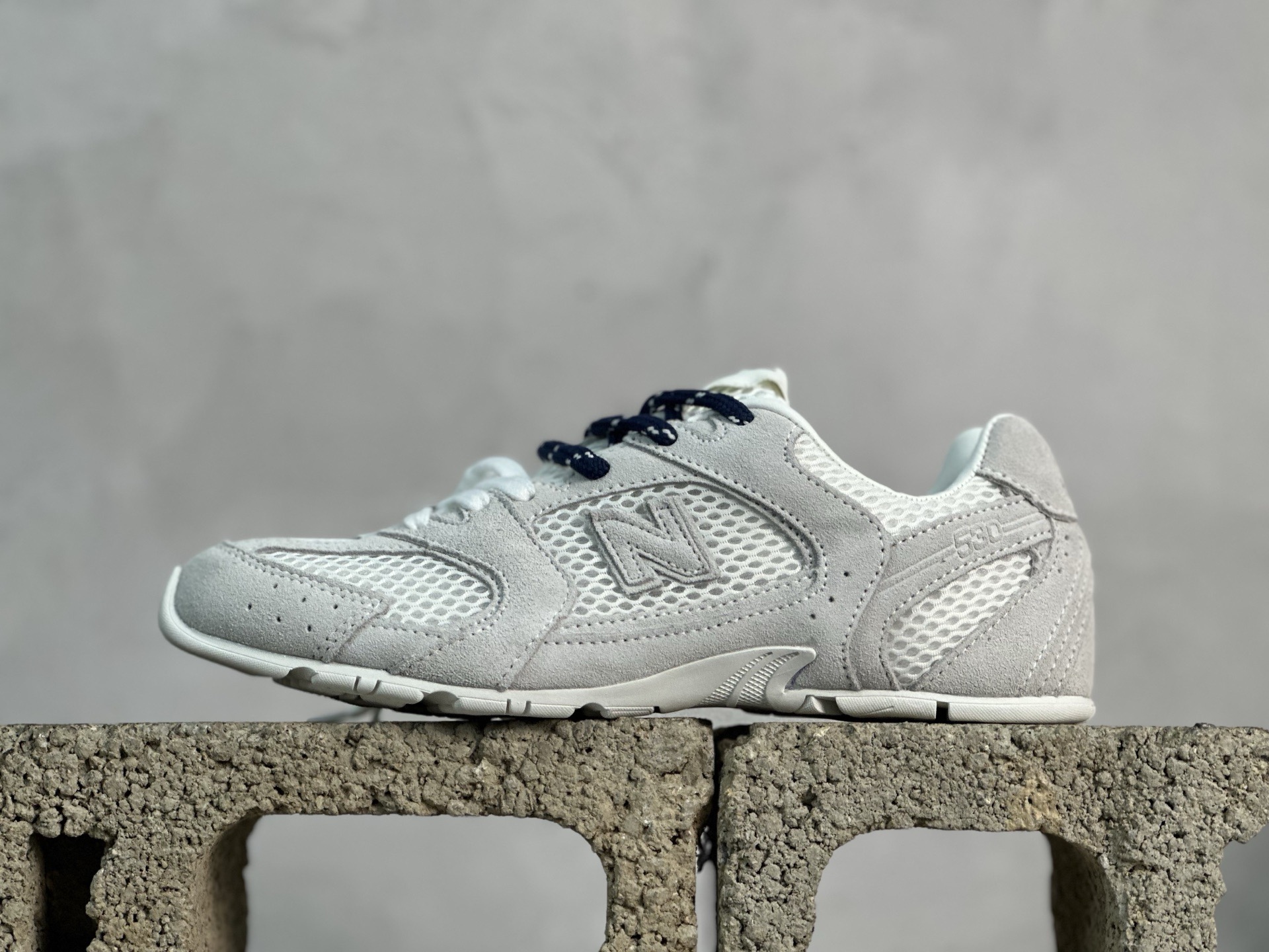 💰220 放店私
纯原版本 缪缪Miu Miu x NB新百伦New Balance 530 SL Leather Sneakers系列低帮经典复古休闲运动慢跑鞋
货号: 5E165E-3L90-F0118-FBD05
#男女鞋半码制
#附赠配件防尘袋及说明书!!
#采用漆皮移膜牛剖革组合网织布鞋面材质
#内嵌环保EVA鞋垫
#外置防滑耐磨橡胶大底❗️
尺码：36 36.5 37 37.5 38 38.5 39.5 40 40.5 41.5 42 42.5 43 44 44.5 45