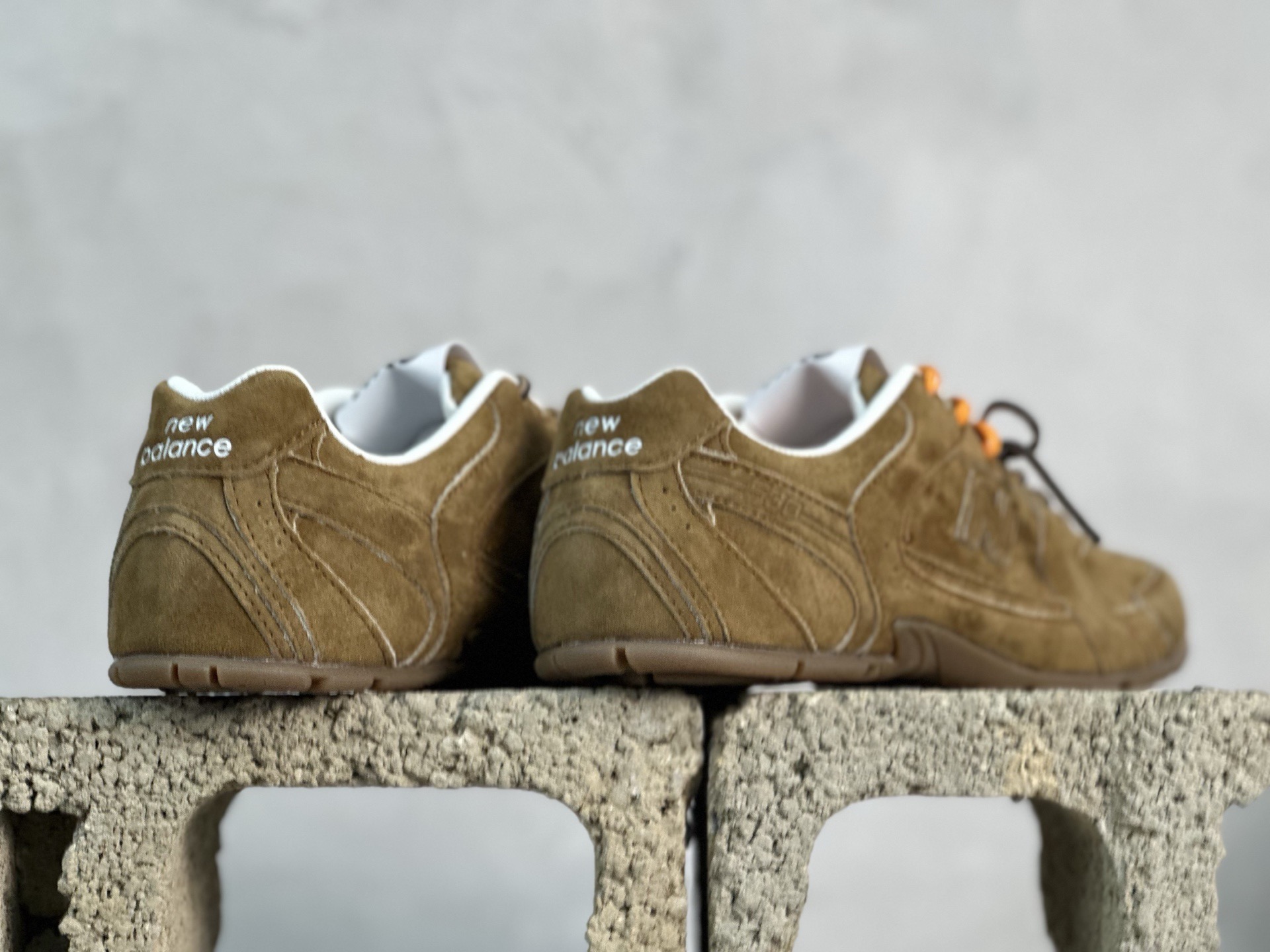 💰220 放店私
纯原版本 缪缪Miu Miu x NB新百伦New Balance 530 SL Leather Sneakers系列低帮经典复古休闲运动慢跑鞋
货号: 5E165E-3L90-F0118-FBD05
#男女鞋半码制
#附赠配件防尘袋及说明书!!
#采用漆皮移膜牛剖革组合网织布鞋面材质
#内嵌环保EVA鞋垫
#外置防滑耐磨橡胶大底❗️
尺码：36 36.5 37 37.5 38 38.5 39.5 40 40.5 41.5 42 42.5 43 44 44.5 45