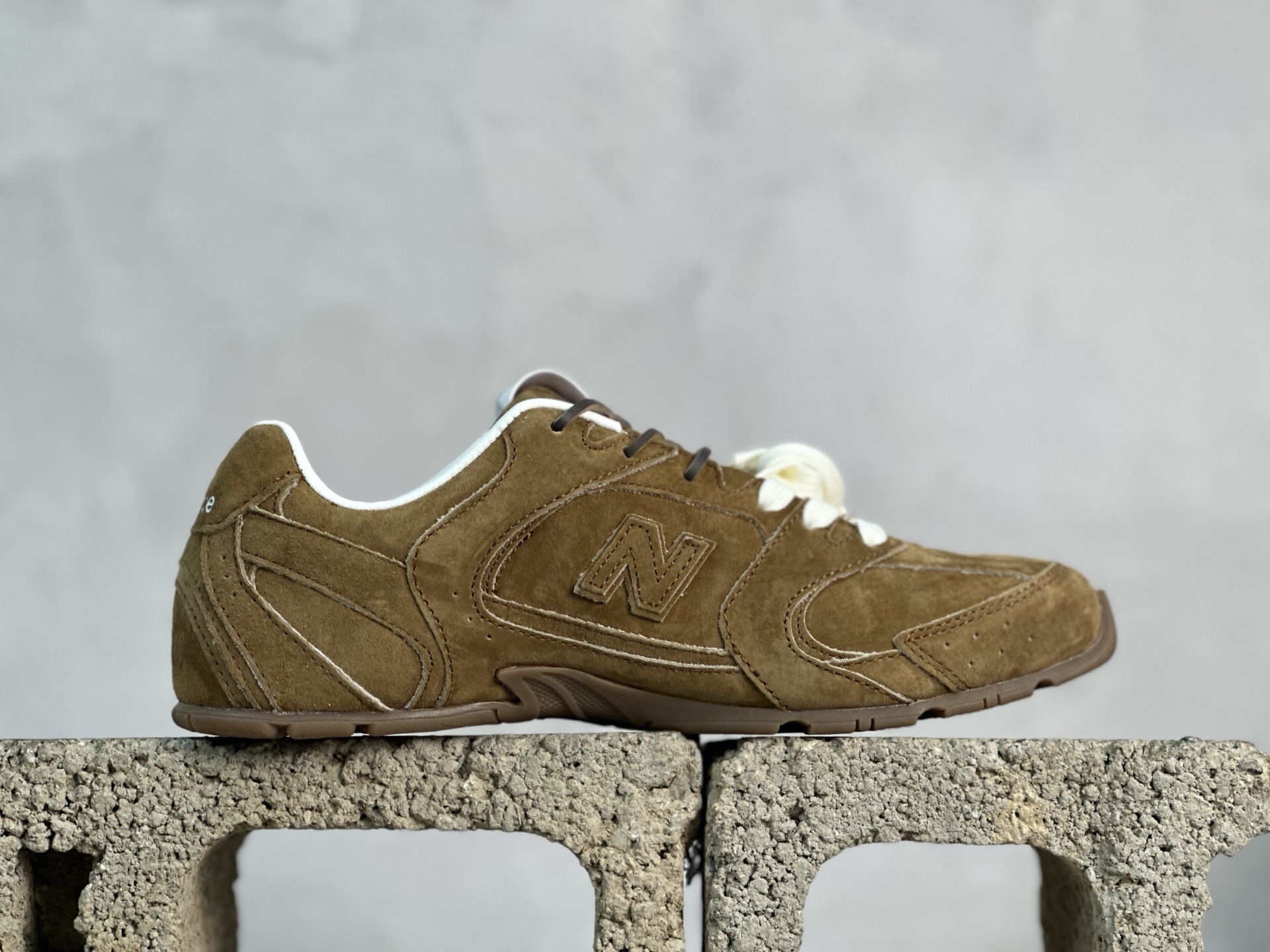 💰220 放店私
纯原版本 缪缪Miu Miu x NB新百伦New Balance 530 SL Leather Sneakers系列低帮经典复古休闲运动慢跑鞋
货号: 5E165E-3L90-F0118-FBD05
#男女鞋半码制
#附赠配件防尘袋及说明书!!
#采用漆皮移膜牛剖革组合网织布鞋面材质
#内嵌环保EVA鞋垫
#外置防滑耐磨橡胶大底❗️
尺码：36 36.5 37 37.5 38 38.5 39.5 40 40.5 41.5 42 42.5 43 44 44.5 45