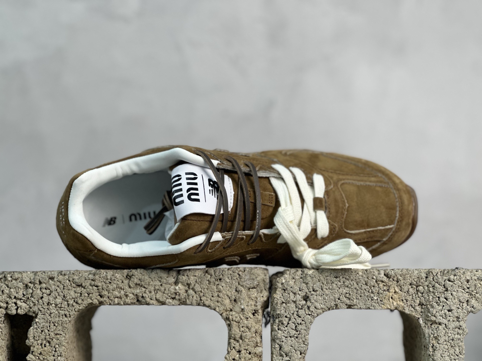 💰220 放店私
纯原版本 缪缪Miu Miu x NB新百伦New Balance 530 SL Leather Sneakers系列低帮经典复古休闲运动慢跑鞋
货号: 5E165E-3L90-F0118-FBD05
#男女鞋半码制
#附赠配件防尘袋及说明书!!
#采用漆皮移膜牛剖革组合网织布鞋面材质
#内嵌环保EVA鞋垫
#外置防滑耐磨橡胶大底❗️
尺码：36 36.5 37 37.5 38 38.5 39.5 40 40.5 41.5 42 42.5 43 44 44.5 45