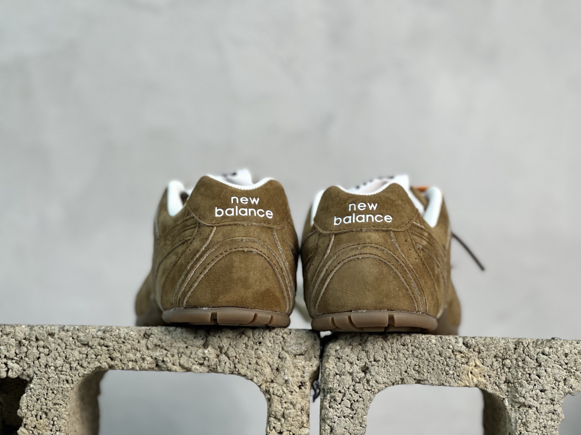 💰220 放店私
纯原版本 缪缪Miu Miu x NB新百伦New Balance 530 SL Leather Sneakers系列低帮经典复古休闲运动慢跑鞋
货号: 5E165E-3L90-F0118-FBD05
#男女鞋半码制
#附赠配件防尘袋及说明书!!
#采用漆皮移膜牛剖革组合网织布鞋面材质
#内嵌环保EVA鞋垫
#外置防滑耐磨橡胶大底❗️
尺码：36 36.5 37 37.5 38 38.5 39.5 40 40.5 41.5 42 42.5 43 44 44.5 45