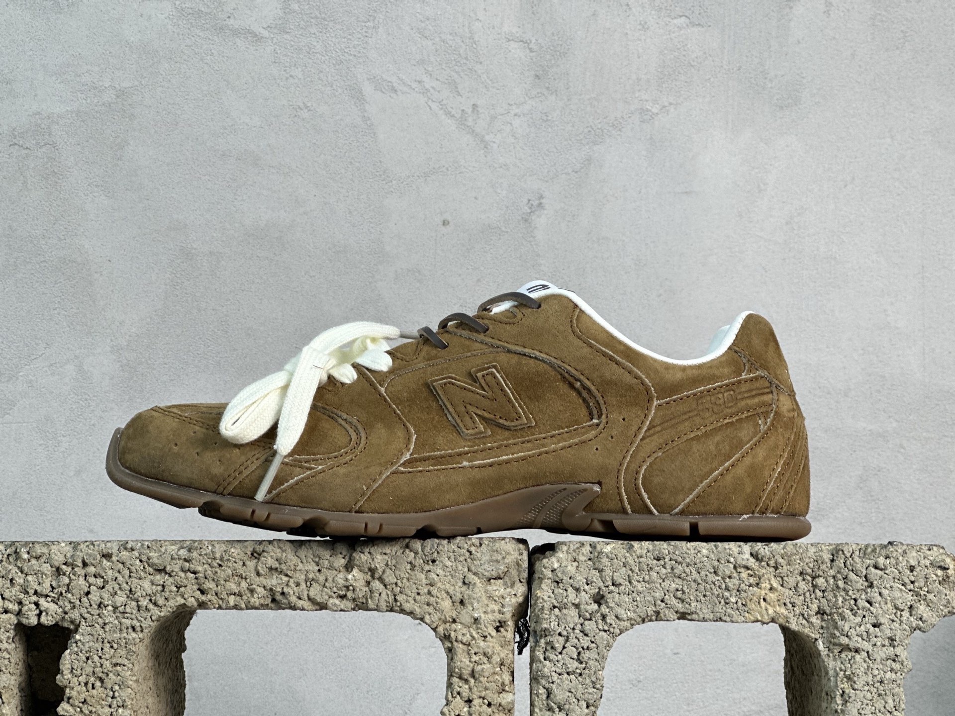 💰220 放店私
纯原版本 缪缪Miu Miu x NB新百伦New Balance 530 SL Leather Sneakers系列低帮经典复古休闲运动慢跑鞋
货号: 5E165E-3L90-F0118-FBD05
#男女鞋半码制
#附赠配件防尘袋及说明书!!
#采用漆皮移膜牛剖革组合网织布鞋面材质
#内嵌环保EVA鞋垫
#外置防滑耐磨橡胶大底❗️
尺码：36 36.5 37 37.5 38 38.5 39.5 40 40.5 41.5 42 42.5 43 44 44.5 45