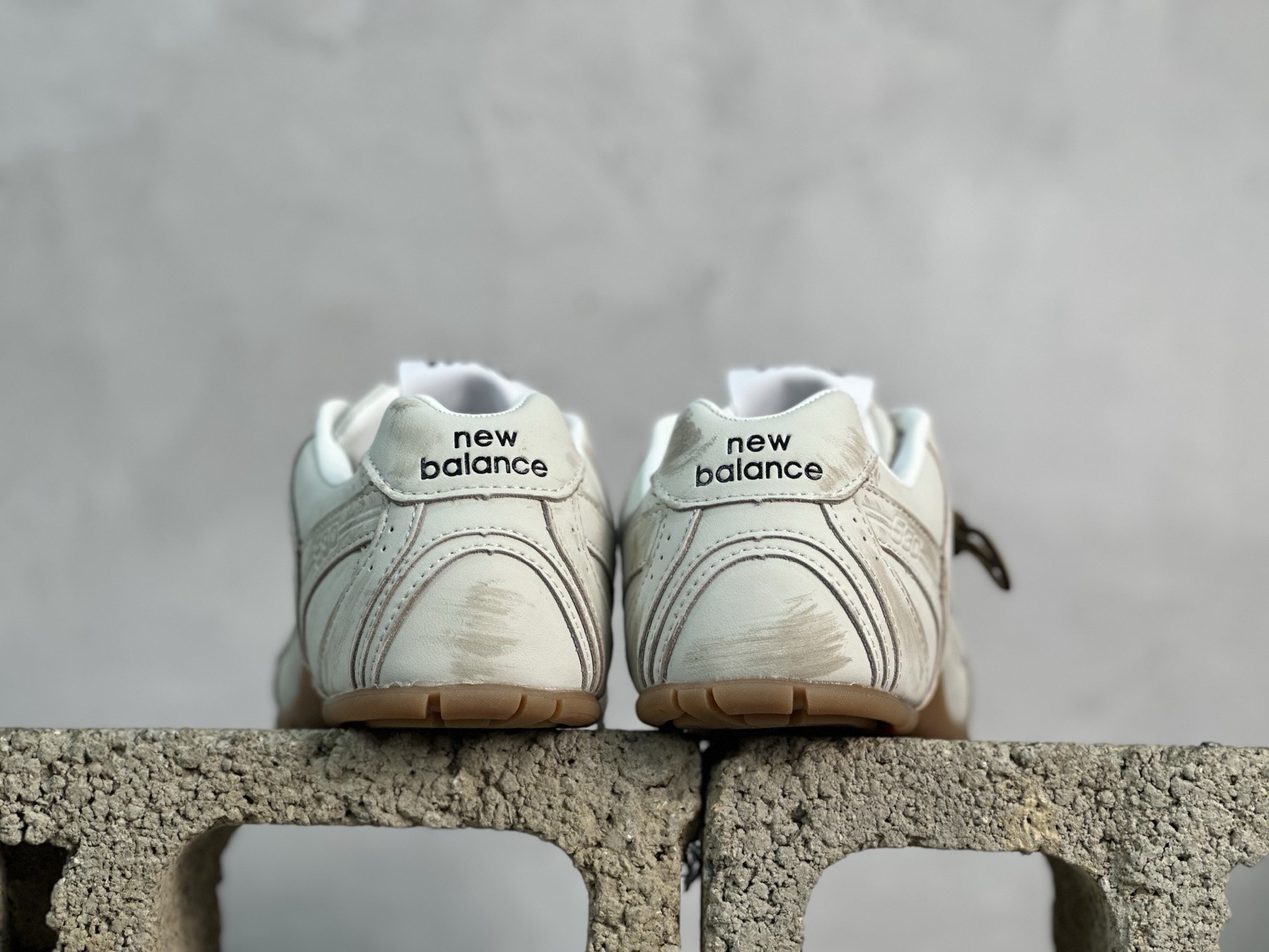 💰220 放店私
纯原版本 缪缪Miu Miu x NB新百伦New Balance 530 SL Leather Sneakers系列低帮经典复古休闲运动慢跑鞋
货号: 5E165E-3L90-F0118-FBD05
#男女鞋半码制
#附赠配件防尘袋及说明书!!
#采用漆皮移膜牛剖革组合网织布鞋面材质
#内嵌环保EVA鞋垫
#外置防滑耐磨橡胶大底❗️
尺码：36 36.5 37 37.5 38 38.5 39.5 40 40.5 41.5 42 42.5 43 44 44.5 45