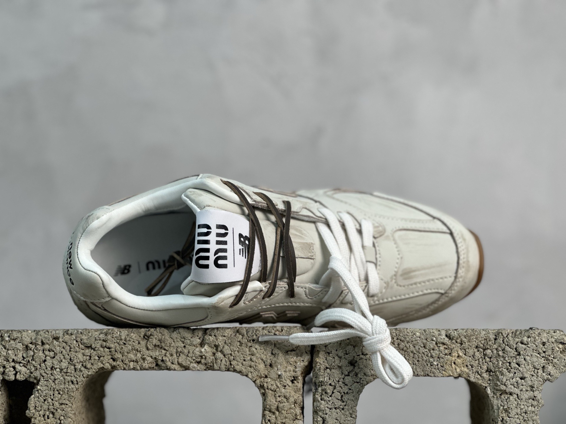 💰220 放店私
纯原版本 缪缪Miu Miu x NB新百伦New Balance 530 SL Leather Sneakers系列低帮经典复古休闲运动慢跑鞋
货号: 5E165E-3L90-F0118-FBD05
#男女鞋半码制
#附赠配件防尘袋及说明书!!
#采用漆皮移膜牛剖革组合网织布鞋面材质
#内嵌环保EVA鞋垫
#外置防滑耐磨橡胶大底❗️
尺码：36 36.5 37 37.5 38 38.5 39.5 40 40.5 41.5 42 42.5 43 44 44.5 45