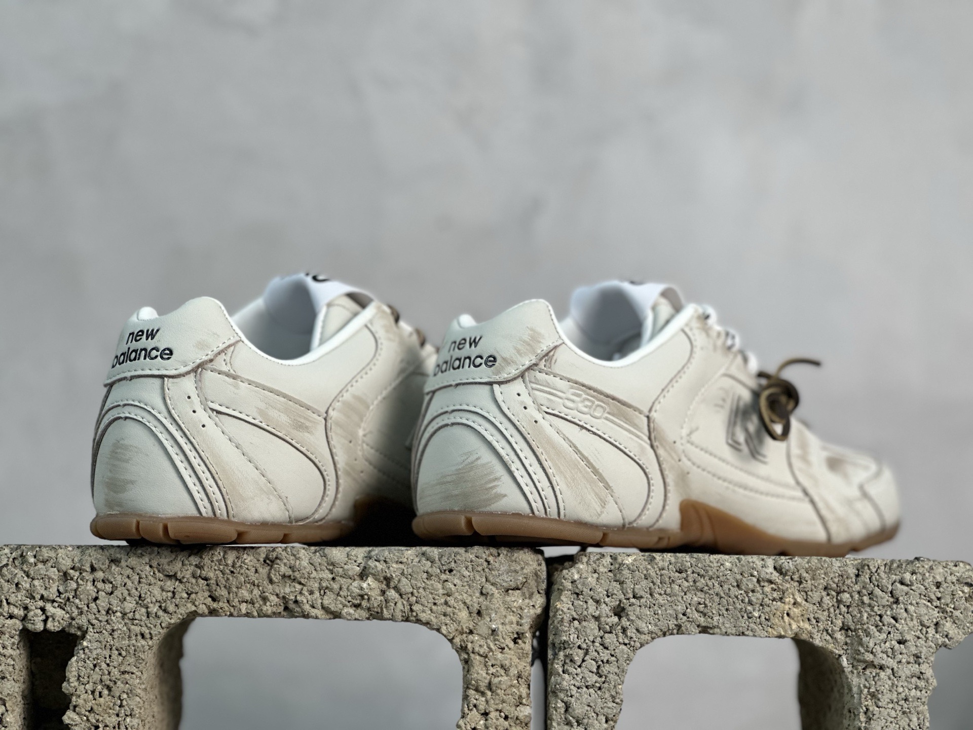 💰220 放店私
纯原版本 缪缪Miu Miu x NB新百伦New Balance 530 SL Leather Sneakers系列低帮经典复古休闲运动慢跑鞋
货号: 5E165E-3L90-F0118-FBD05
#男女鞋半码制
#附赠配件防尘袋及说明书!!
#采用漆皮移膜牛剖革组合网织布鞋面材质
#内嵌环保EVA鞋垫
#外置防滑耐磨橡胶大底❗️
尺码：36 36.5 37 37.5 38 38.5 39.5 40 40.5 41.5 42 42.5 43 44 44.5 45