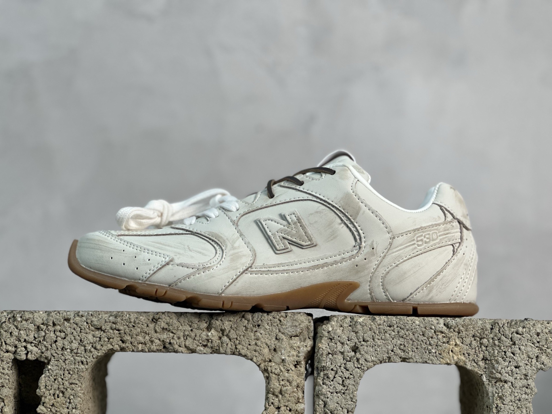 💰220 放店私
纯原版本 缪缪Miu Miu x NB新百伦New Balance 530 SL Leather Sneakers系列低帮经典复古休闲运动慢跑鞋
货号: 5E165E-3L90-F0118-FBD05
#男女鞋半码制
#附赠配件防尘袋及说明书!!
#采用漆皮移膜牛剖革组合网织布鞋面材质
#内嵌环保EVA鞋垫
#外置防滑耐磨橡胶大底❗️
尺码：36 36.5 37 37.5 38 38.5 39.5 40 40.5 41.5 42 42.5 43 44 44.5 45