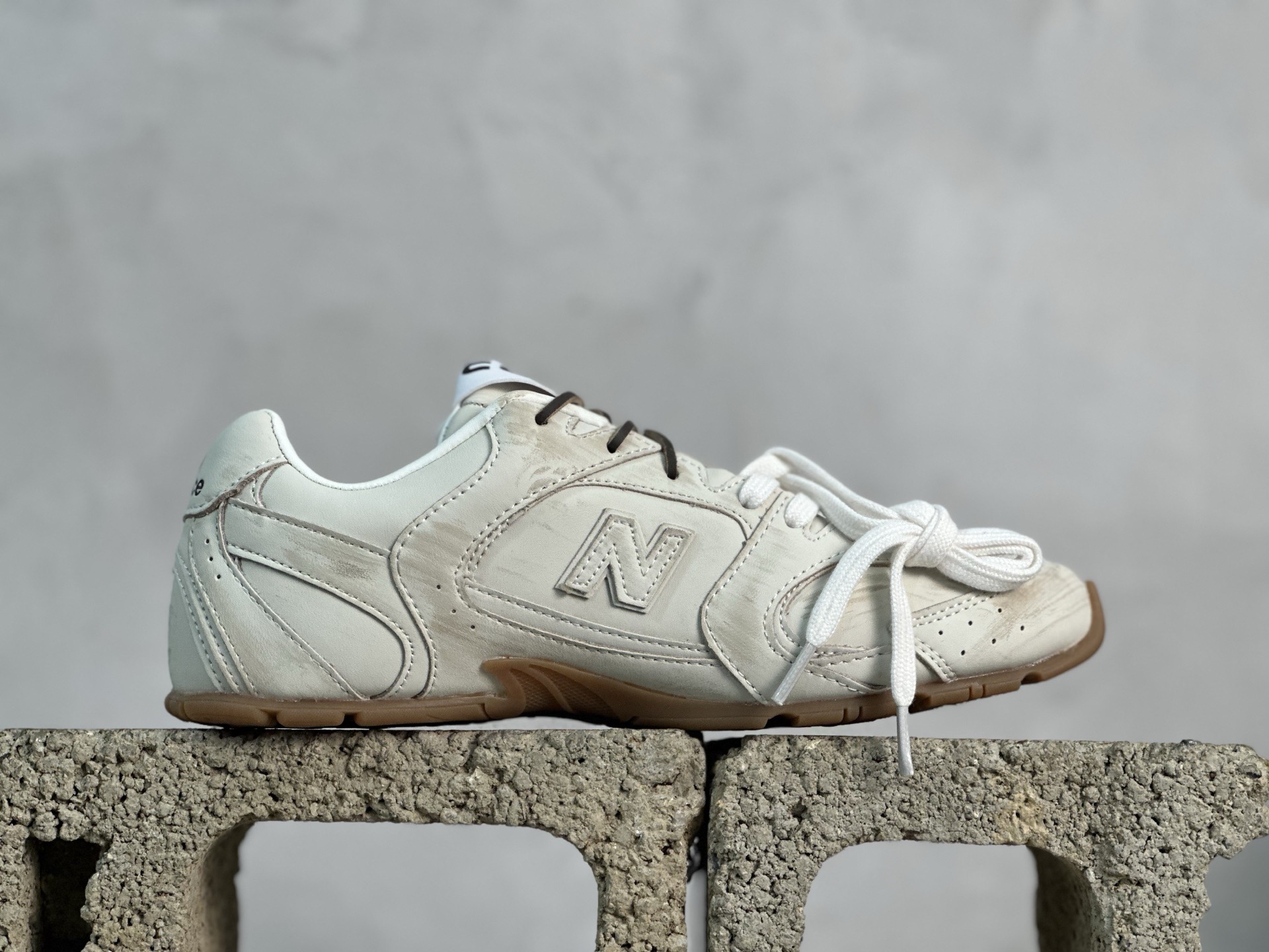 💰220 放店私
纯原版本 缪缪Miu Miu x NB新百伦New Balance 530 SL Leather Sneakers系列低帮经典复古休闲运动慢跑鞋
货号: 5E165E-3L90-F0118-FBD05
#男女鞋半码制
#附赠配件防尘袋及说明书!!
#采用漆皮移膜牛剖革组合网织布鞋面材质
#内嵌环保EVA鞋垫
#外置防滑耐磨橡胶大底❗️
尺码：36 36.5 37 37.5 38 38.5 39.5 40 40.5 41.5 42 42.5 43 44 44.5 45
