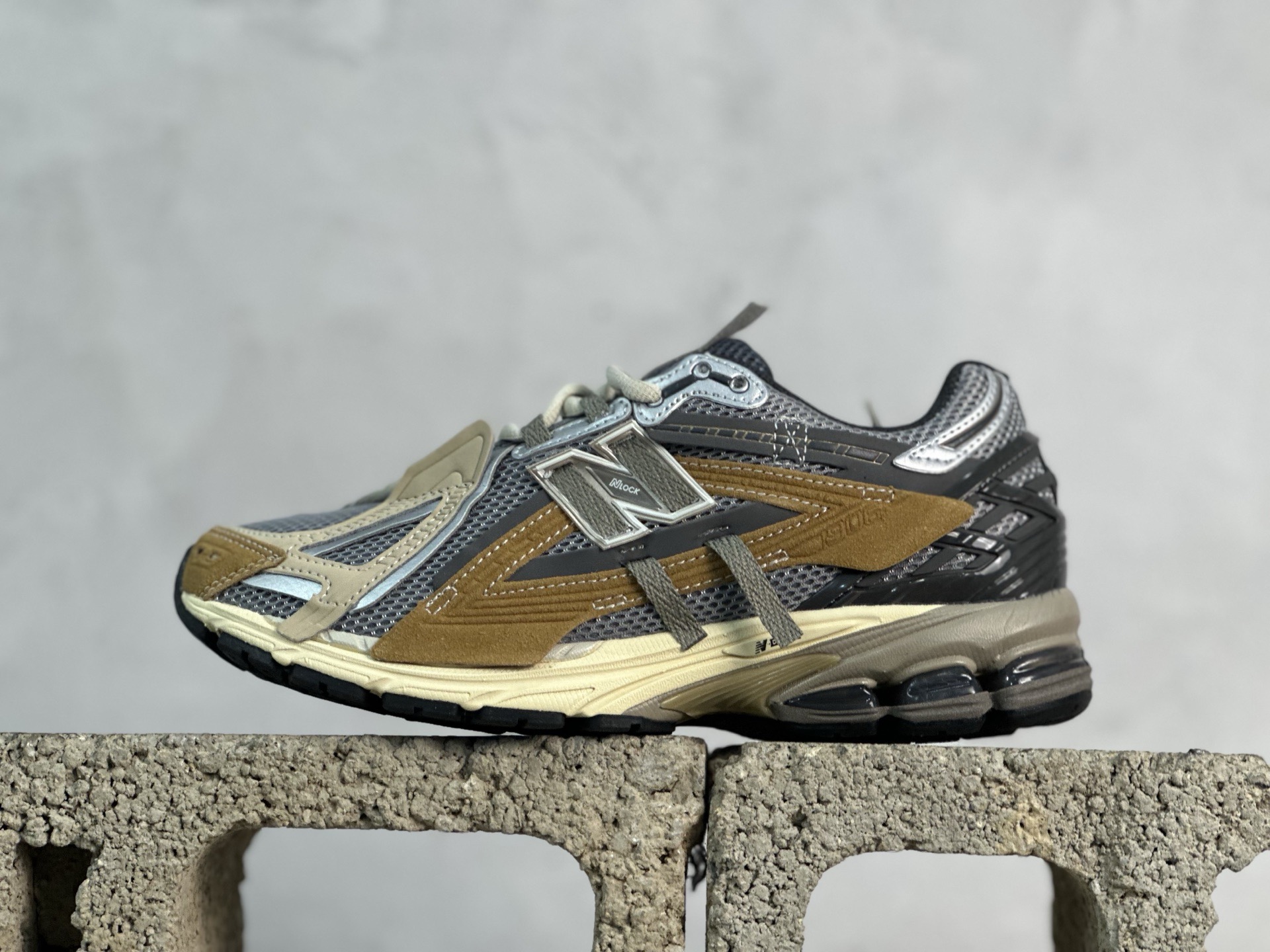 💰220 放店私
纯原版本 New Balance 1906R 潮流复古休闲跑步鞋 
#原装6层组合底 原鞋1:1打造
#采用轻质牛剖革拼接透气网眼衬垫织物鞋面材质
#T-Beam大底提供足步弓支撑，保持步态稳定
#后跟搭载外露缓震胶
Size：36 37 37.5 38 38.5 39.5 40 40.5 41.5 42 42.5 43 44 44.5 45