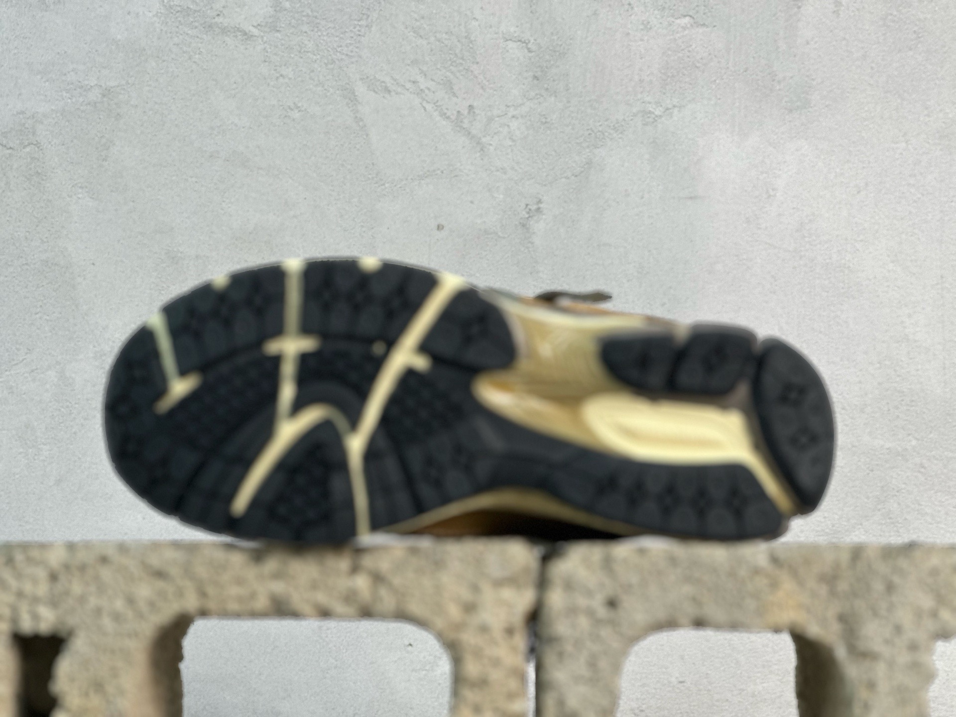 💰220 放店私
纯原版本 New Balance 1906R 潮流复古休闲跑步鞋 
#原装6层组合底 原鞋1:1打造
#采用轻质牛剖革拼接透气网眼衬垫织物鞋面材质
#T-Beam大底提供足步弓支撑，保持步态稳定
#后跟搭载外露缓震胶
Size：36 37 37.5 38 38.5 39.5 40 40.5 41.5 42 42.5 43 44 44.5 45