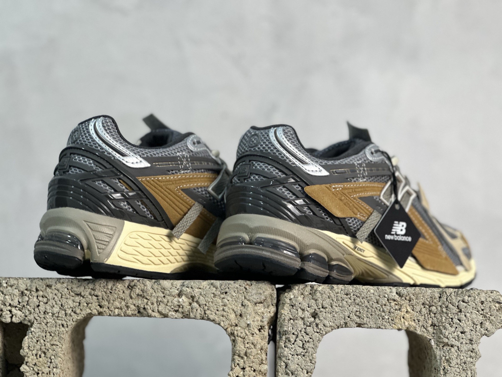 💰220 放店私
纯原版本 New Balance 1906R 潮流复古休闲跑步鞋 
#原装6层组合底 原鞋1:1打造
#采用轻质牛剖革拼接透气网眼衬垫织物鞋面材质
#T-Beam大底提供足步弓支撑，保持步态稳定
#后跟搭载外露缓震胶
Size：36 37 37.5 38 38.5 39.5 40 40.5 41.5 42 42.5 43 44 44.5 45