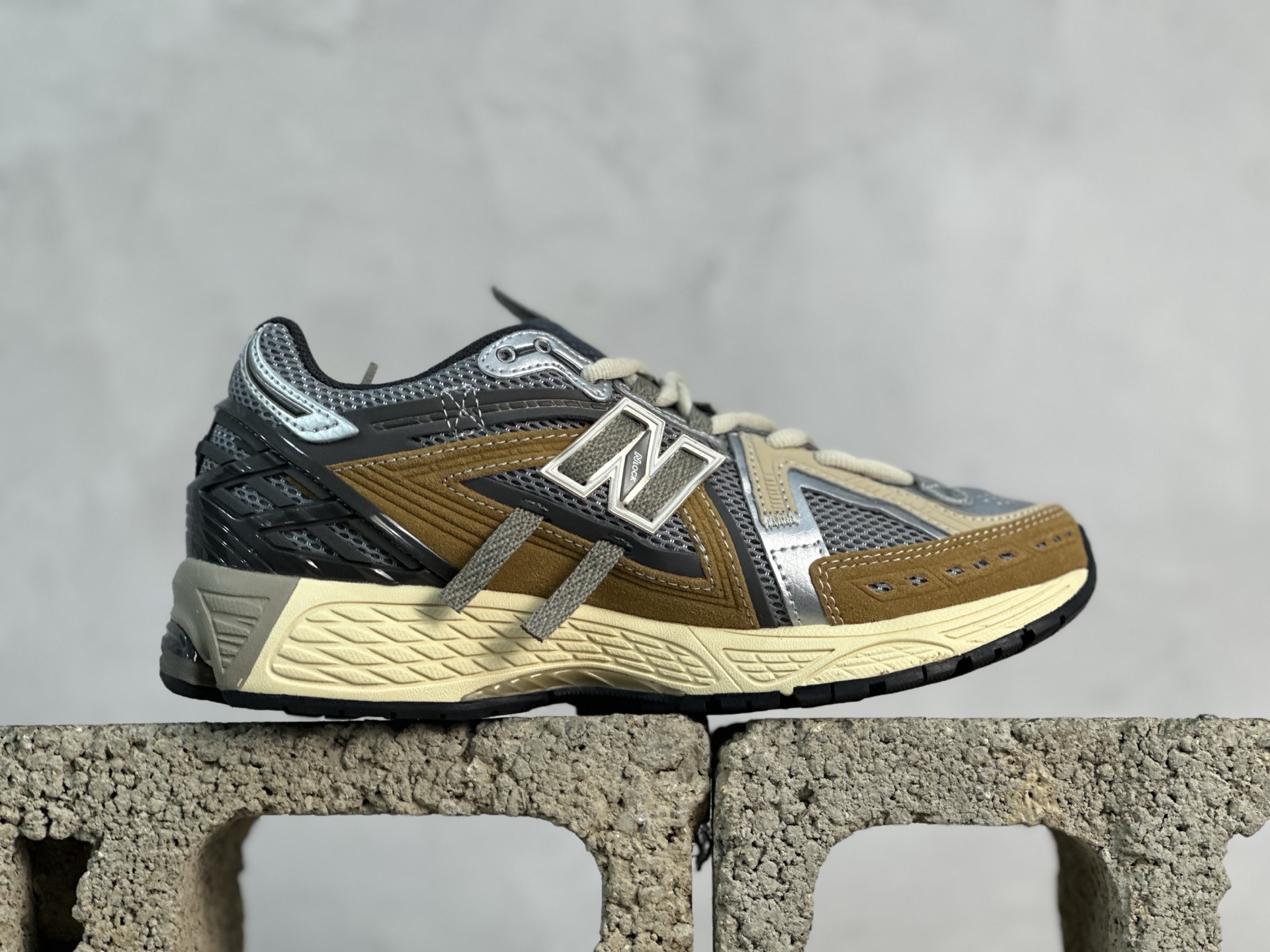 💰220 放店私
纯原版本 New Balance 1906R 潮流复古休闲跑步鞋 
#原装6层组合底 原鞋1:1打造
#采用轻质牛剖革拼接透气网眼衬垫织物鞋面材质
#T-Beam大底提供足步弓支撑，保持步态稳定
#后跟搭载外露缓震胶
Size：36 37 37.5 38 38.5 39.5 40 40.5 41.5 42 42.5 43 44 44.5 45