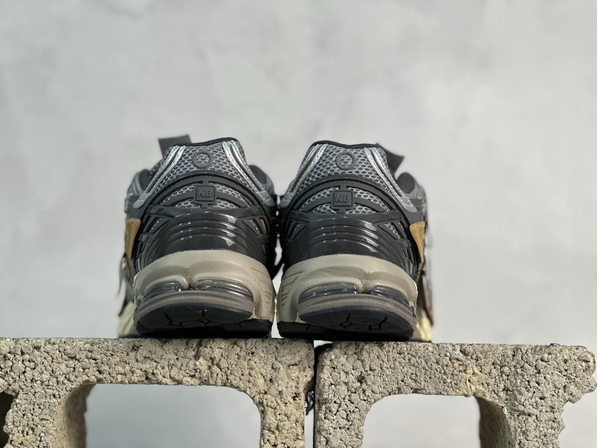 💰220 放店私
纯原版本 New Balance 1906R 潮流复古休闲跑步鞋 
#原装6层组合底 原鞋1:1打造
#采用轻质牛剖革拼接透气网眼衬垫织物鞋面材质
#T-Beam大底提供足步弓支撑，保持步态稳定
#后跟搭载外露缓震胶
Size：36 37 37.5 38 38.5 39.5 40 40.5 41.5 42 42.5 43 44 44.5 45