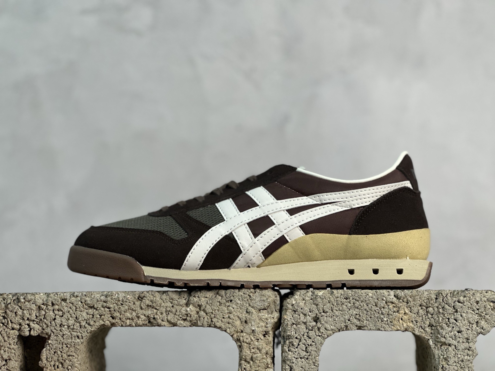 💰190 放店私
渠道特供 Onitsuka Tiger 鬼塚虎 Ultimate 81 NM 塞拉诺系列低帮薄底百搭复古耐磨低帮慢跑鞋
货号:1183B536-201
#男女鞋半码制
#升级原楦原纸版开发版型
#采用翻毛皮组合网织织物鞋面材质
#内嵌OrthoLite(欧索莱)透气吸汗鞋垫贴
#外置环保双层切片组合轻质防滑橡胶外底❗️
尺码:36 37 37.5 38 39 39.5 40 40.5 41.5 42 42.5 43.5 44 45