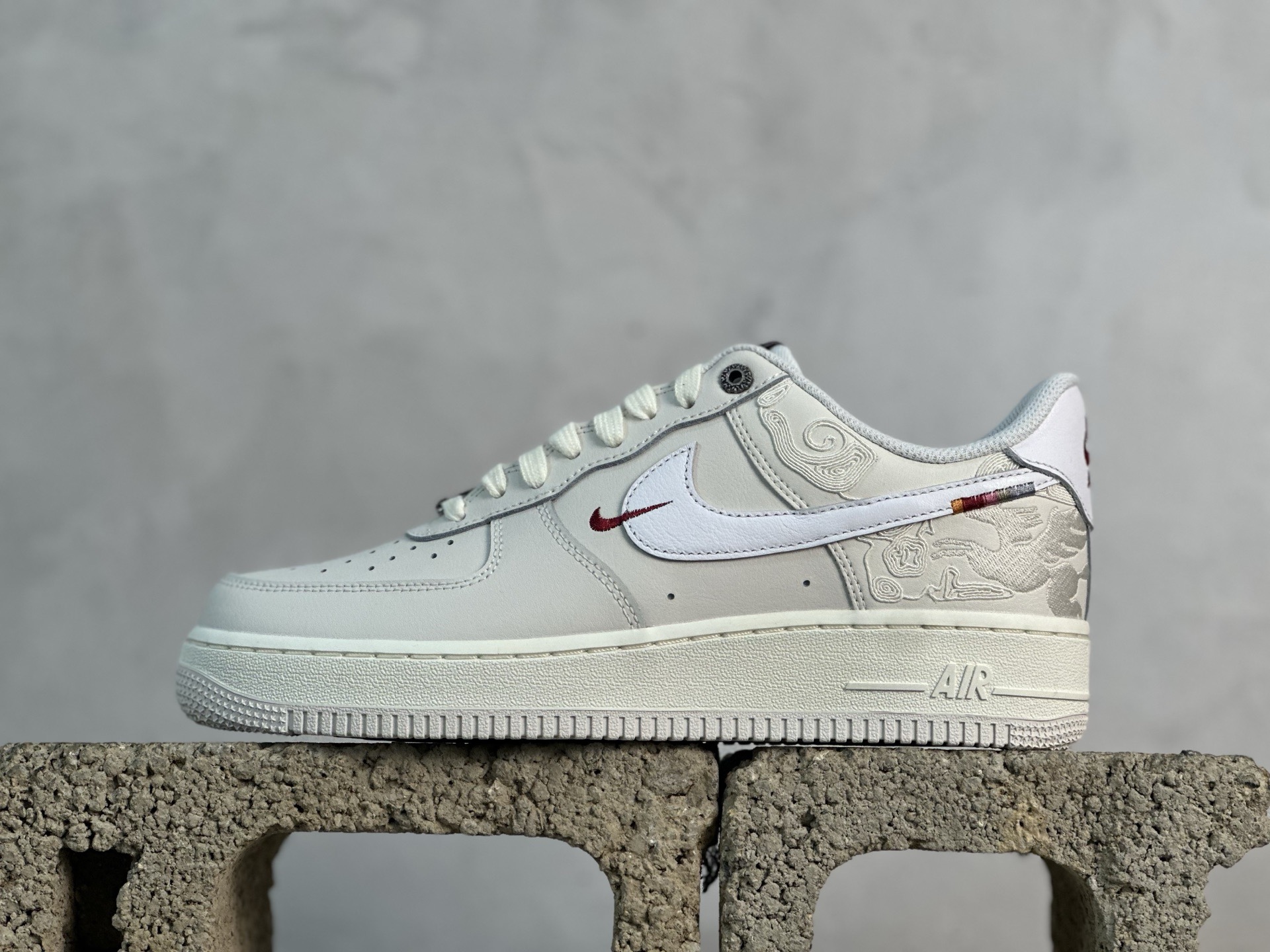 Mok💰260 放店私 
NK Air Force 1 " 马年限定 " 空军一号休闲板鞋 IQ1119-011 尺码：36 36.5 37.5 38 38.5 39 40 40.5 41 42 42.5 43 44 45