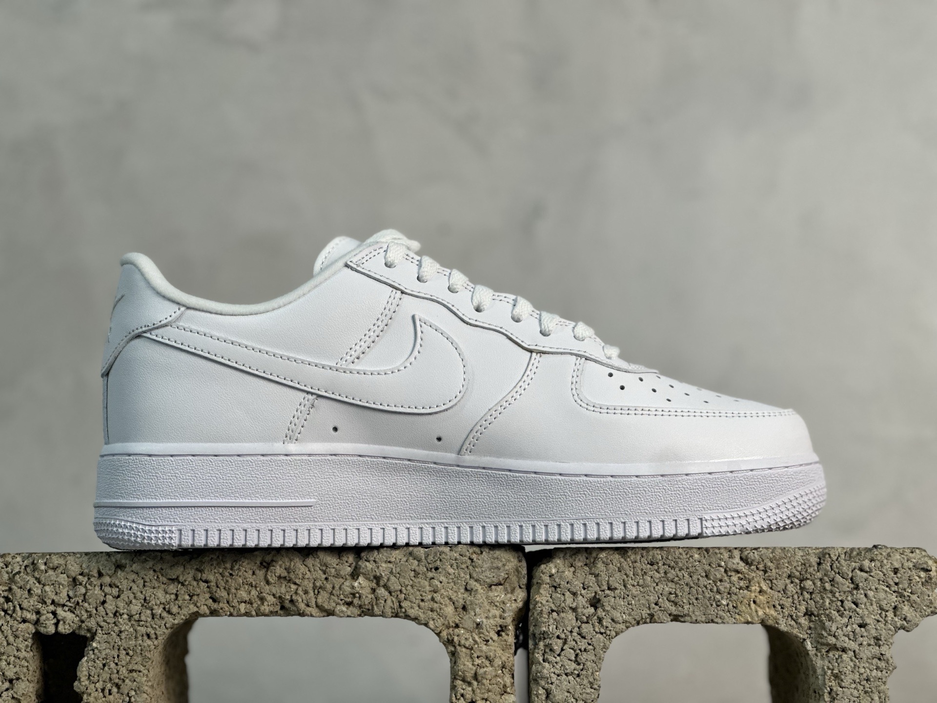 MAX💰240 放店私  
Supreme X NK AIR Force 1 Low 空军一号联名 白红  CU9225 100
尺码：35.5 36 36.5 37.5 38 38.5 39 40 40.5 41 42 42.5 43 44 44.5 45 46 47.5