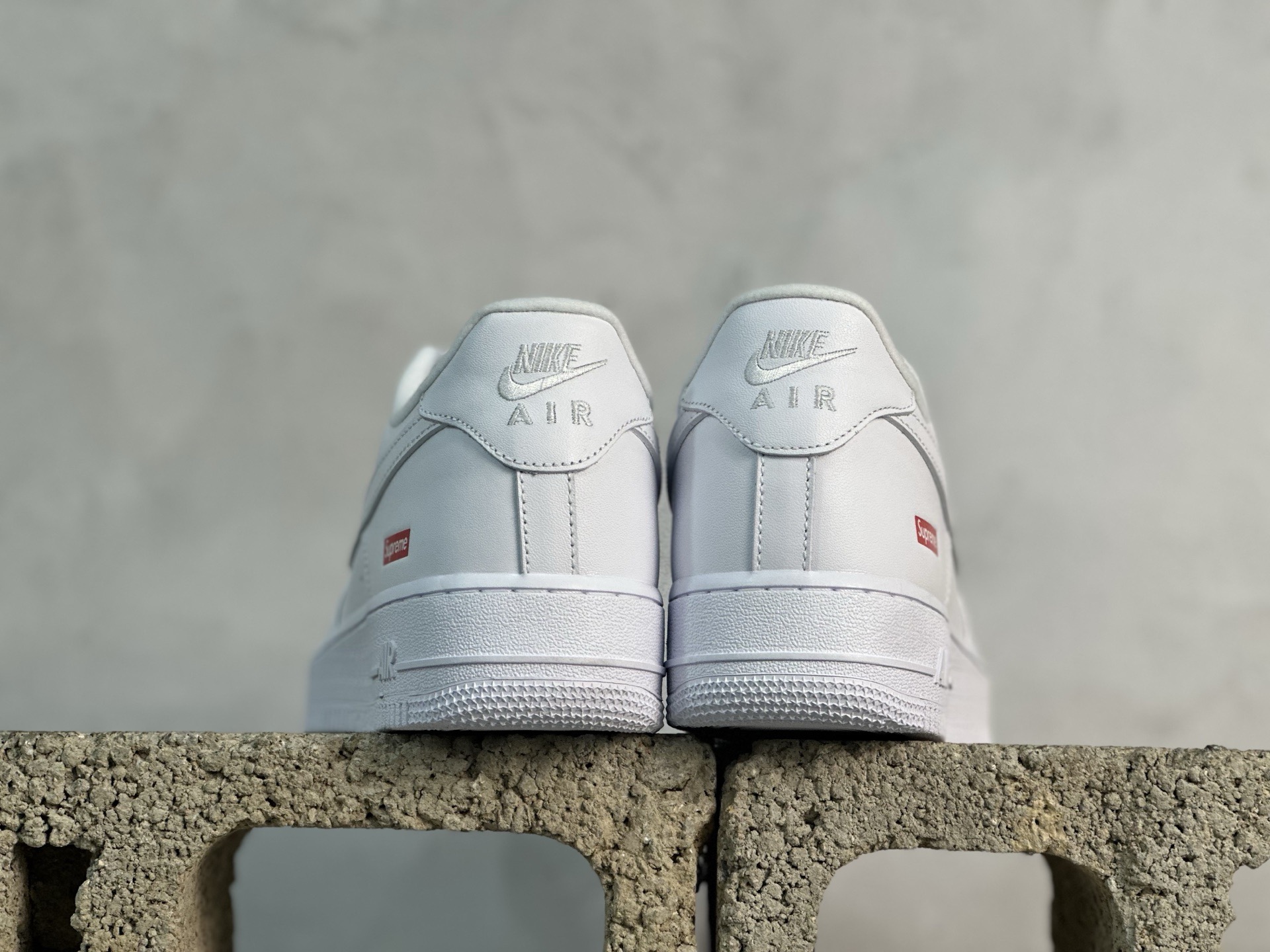 MAX💰240 放店私  
Supreme X NK AIR Force 1 Low 空军一号联名 白红  CU9225 100
尺码：35.5 36 36.5 37.5 38 38.5 39 40 40.5 41 42 42.5 43 44 44.5 45 46 47.5