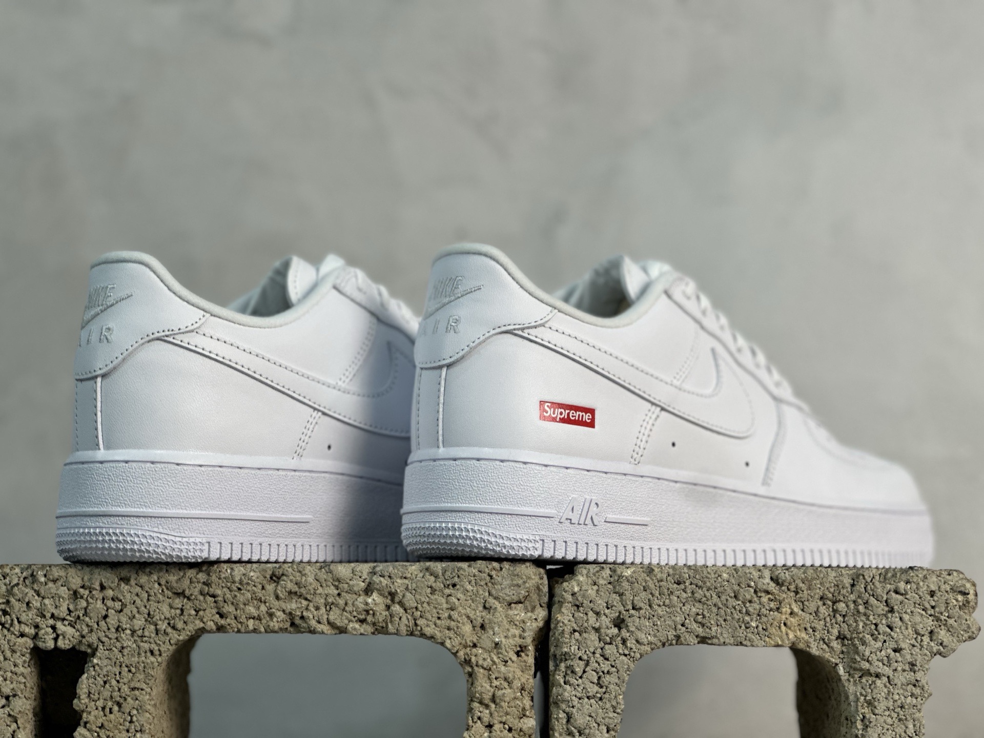 MAX💰240 放店私  
Supreme X NK AIR Force 1 Low 空军一号联名 白红  CU9225 100
尺码：35.5 36 36.5 37.5 38 38.5 39 40 40.5 41 42 42.5 43 44 44.5 45 46 47.5