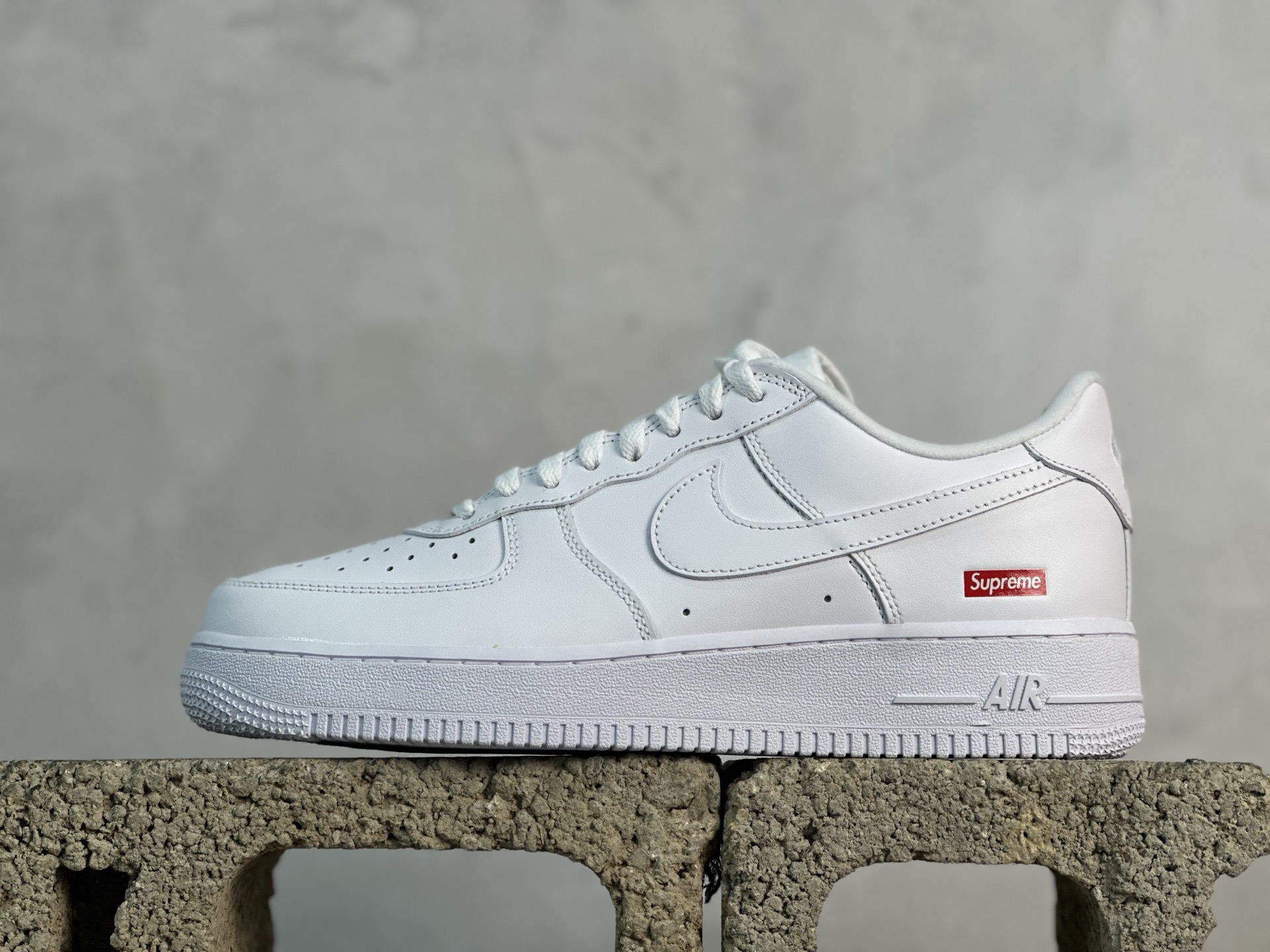 MAX💰240 放店私  
Supreme X NK AIR Force 1 Low 空军一号联名 白红  CU9225 100
尺码：35.5 36 36.5 37.5 38 38.5 39 40 40.5 41 42 42.5 43 44 44.5 45 46 47.5