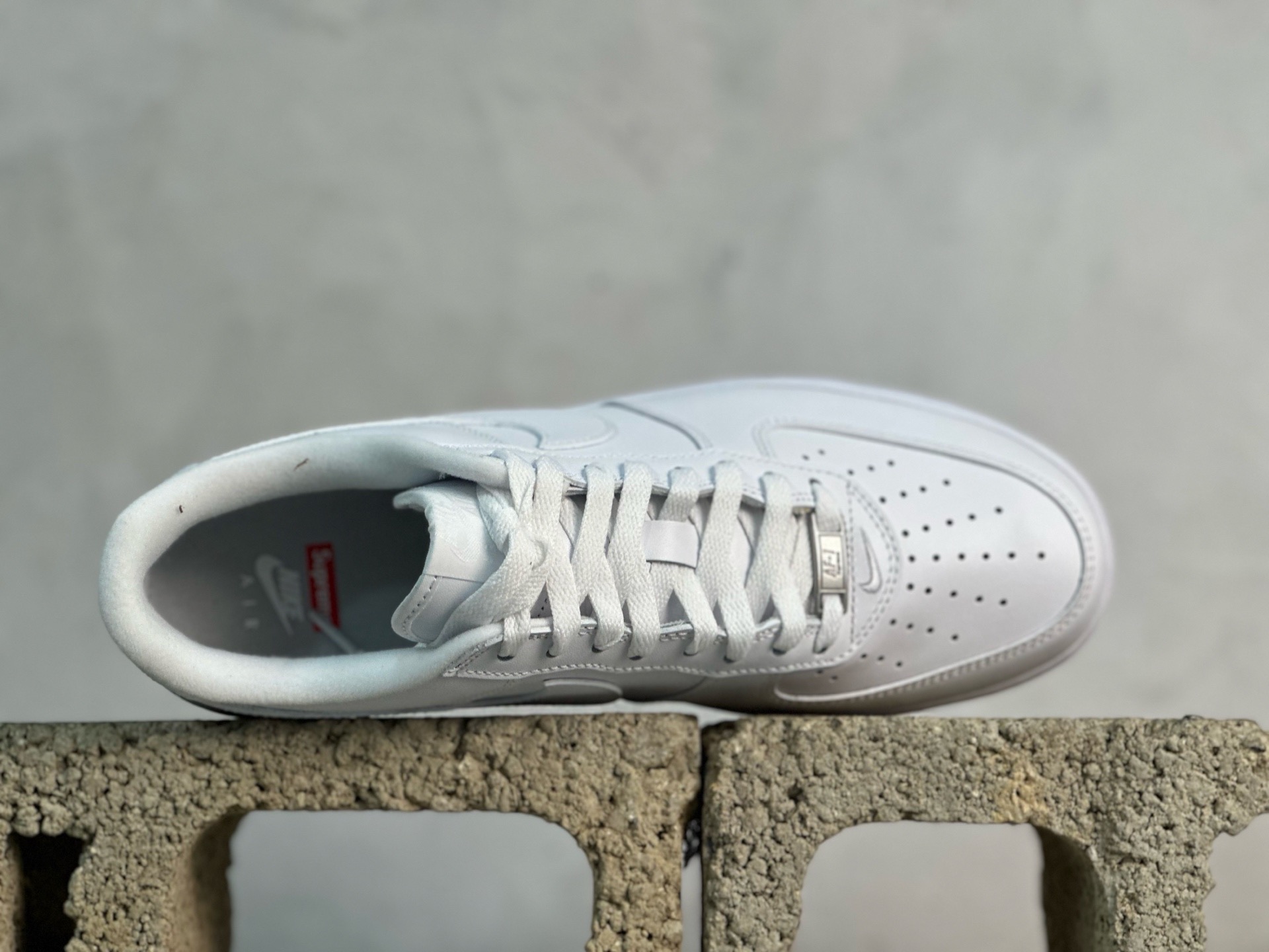 MAX💰240 放店私  
Supreme X NK AIR Force 1 Low 空军一号联名 白红  CU9225 100
尺码：35.5 36 36.5 37.5 38 38.5 39 40 40.5 41 42 42.5 43 44 44.5 45 46 47.5