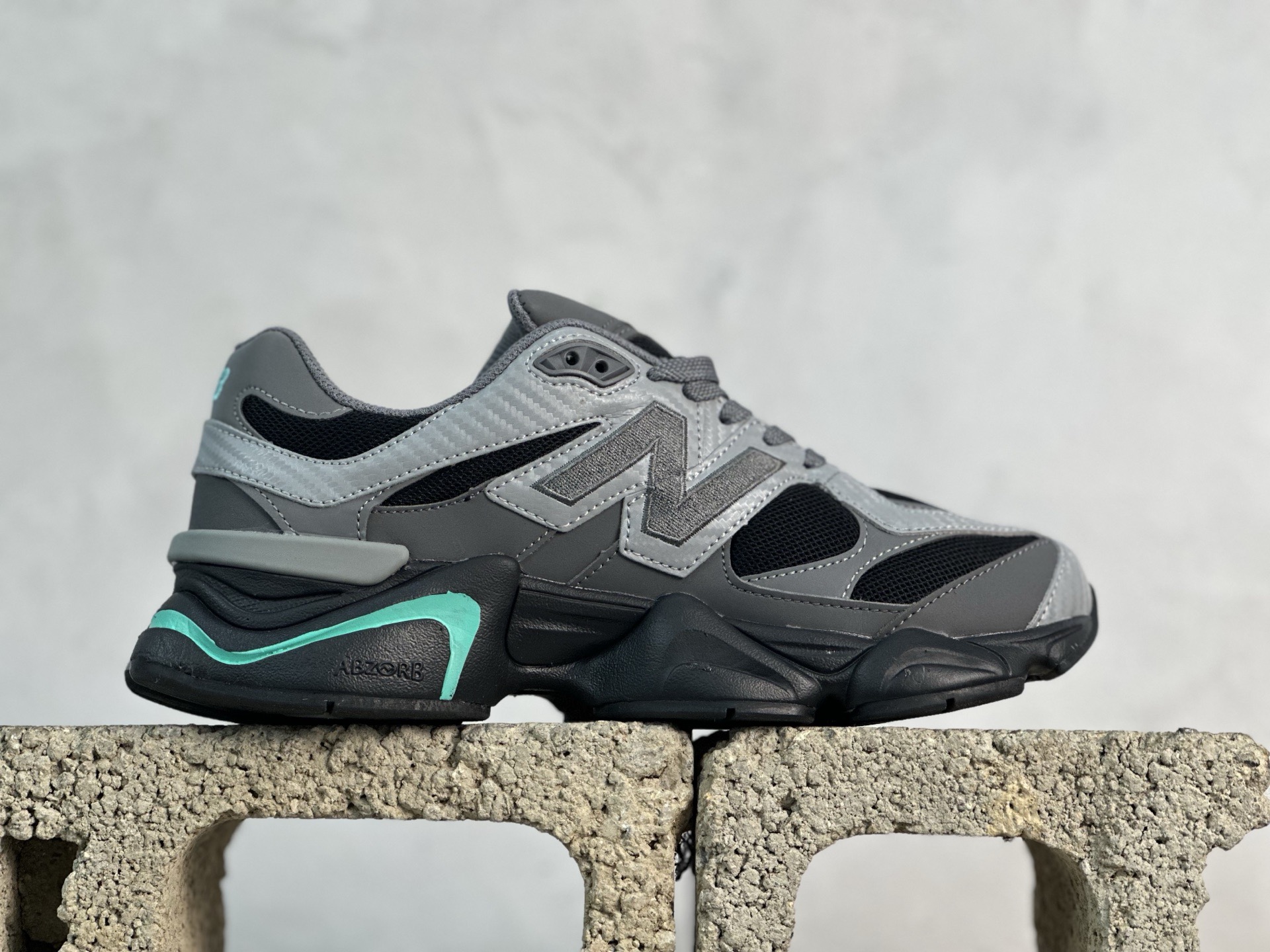 💰210 放店私 
New Balance NB9060系列 复古休闲运动慢跑鞋 U9060JBJ
#鞋款灵感源自设计师本人对夏日的怀日回忆。鞋面大身由空间双格及磨砂鞋面拼接而生，配以柔和、温暖的粉橘色调，夏日氛围拉满
#采用大面积网眼以及麂皮材质覆盖鞋身，还原经典气质。搭载ABZORB避震科技，由泡沫聚酯制成，上脚可以有效减少由鞋底反弹对身体及双腿的冲击力
尺码：36 37 37.5 38 38.5 39 40 40.5 41 42 42.5 43 44 45