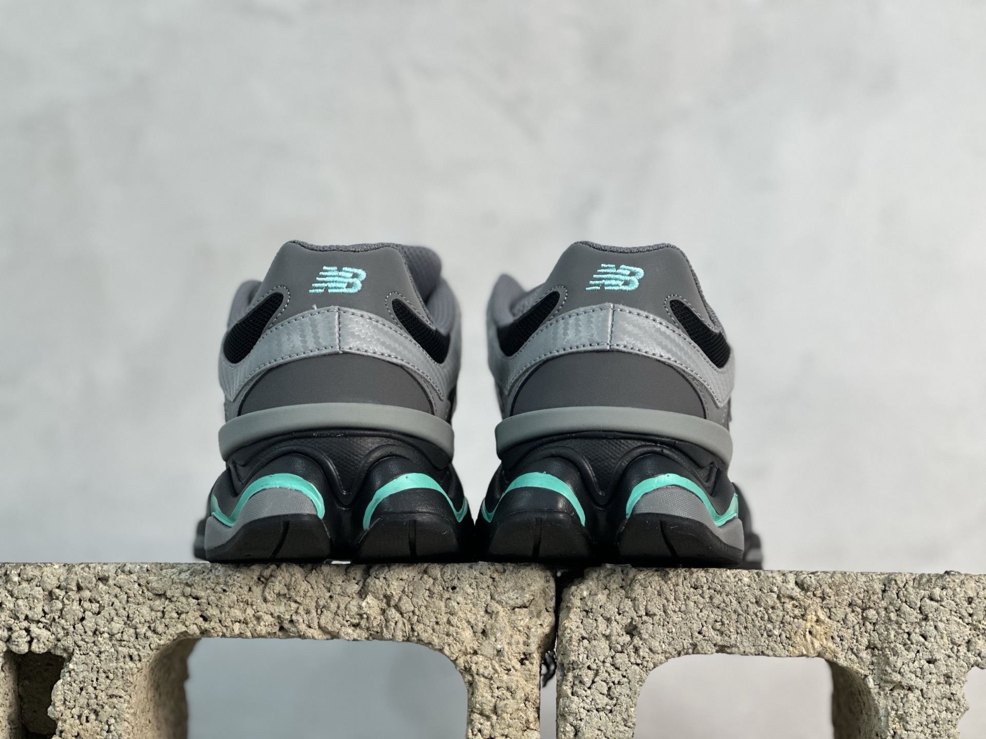 💰210 放店私 
New Balance NB9060系列 复古休闲运动慢跑鞋 U9060JBJ
#鞋款灵感源自设计师本人对夏日的怀日回忆。鞋面大身由空间双格及磨砂鞋面拼接而生，配以柔和、温暖的粉橘色调，夏日氛围拉满
#采用大面积网眼以及麂皮材质覆盖鞋身，还原经典气质。搭载ABZORB避震科技，由泡沫聚酯制成，上脚可以有效减少由鞋底反弹对身体及双腿的冲击力
尺码：36 37 37.5 38 38.5 39 40 40.5 41 42 42.5 43 44 45