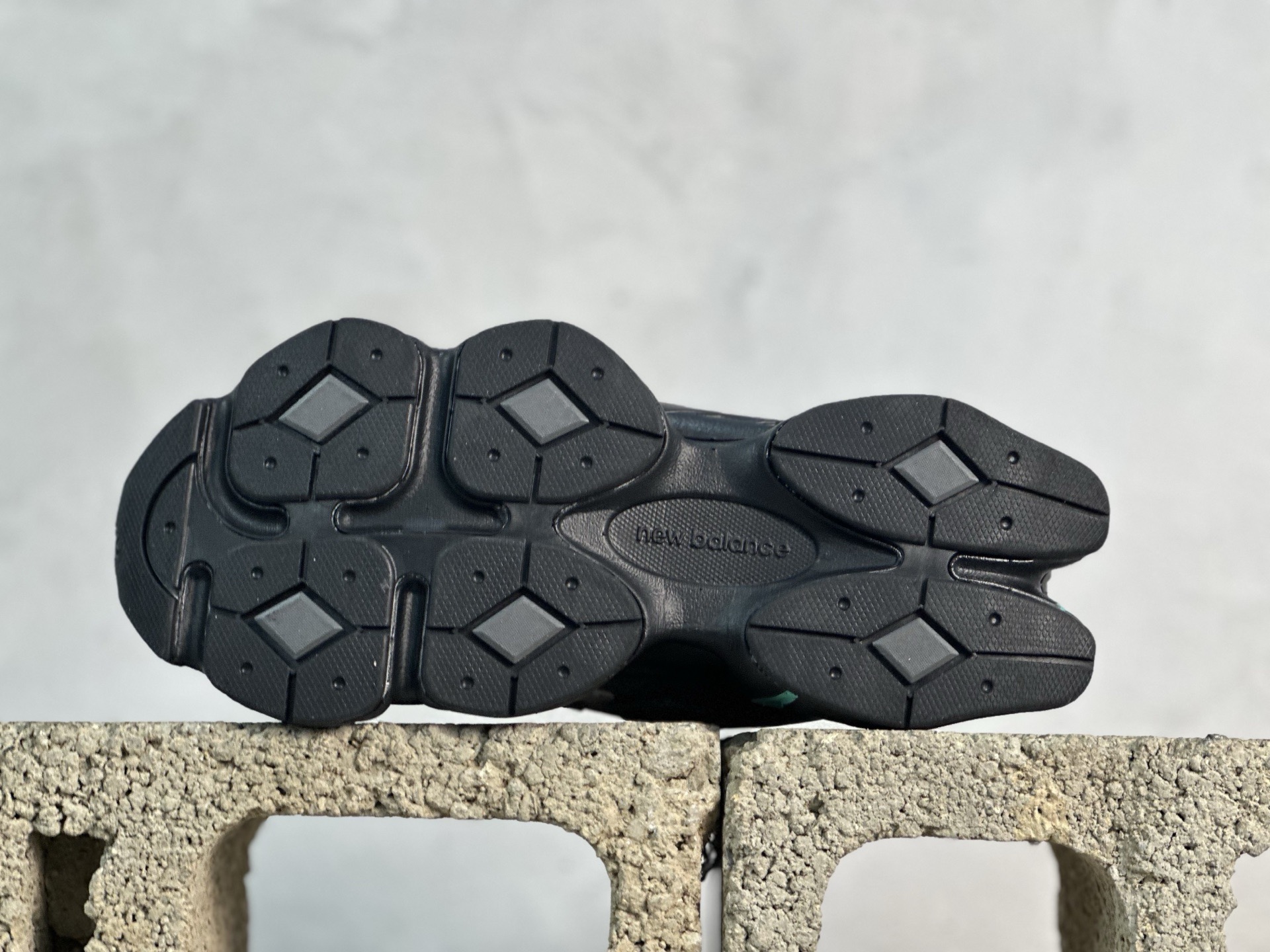 💰210 放店私 
New Balance NB9060系列 复古休闲运动慢跑鞋 U9060JBJ
#鞋款灵感源自设计师本人对夏日的怀日回忆。鞋面大身由空间双格及磨砂鞋面拼接而生，配以柔和、温暖的粉橘色调，夏日氛围拉满
#采用大面积网眼以及麂皮材质覆盖鞋身，还原经典气质。搭载ABZORB避震科技，由泡沫聚酯制成，上脚可以有效减少由鞋底反弹对身体及双腿的冲击力
尺码：36 37 37.5 38 38.5 39 40 40.5 41 42 42.5 43 44 45