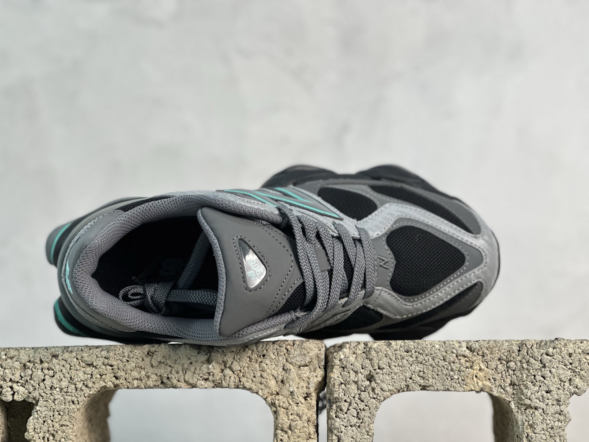 💰210 放店私 
New Balance NB9060系列 复古休闲运动慢跑鞋 U9060JBJ
#鞋款灵感源自设计师本人对夏日的怀日回忆。鞋面大身由空间双格及磨砂鞋面拼接而生，配以柔和、温暖的粉橘色调，夏日氛围拉满
#采用大面积网眼以及麂皮材质覆盖鞋身，还原经典气质。搭载ABZORB避震科技，由泡沫聚酯制成，上脚可以有效减少由鞋底反弹对身体及双腿的冲击力
尺码：36 37 37.5 38 38.5 39 40 40.5 41 42 42.5 43 44 45