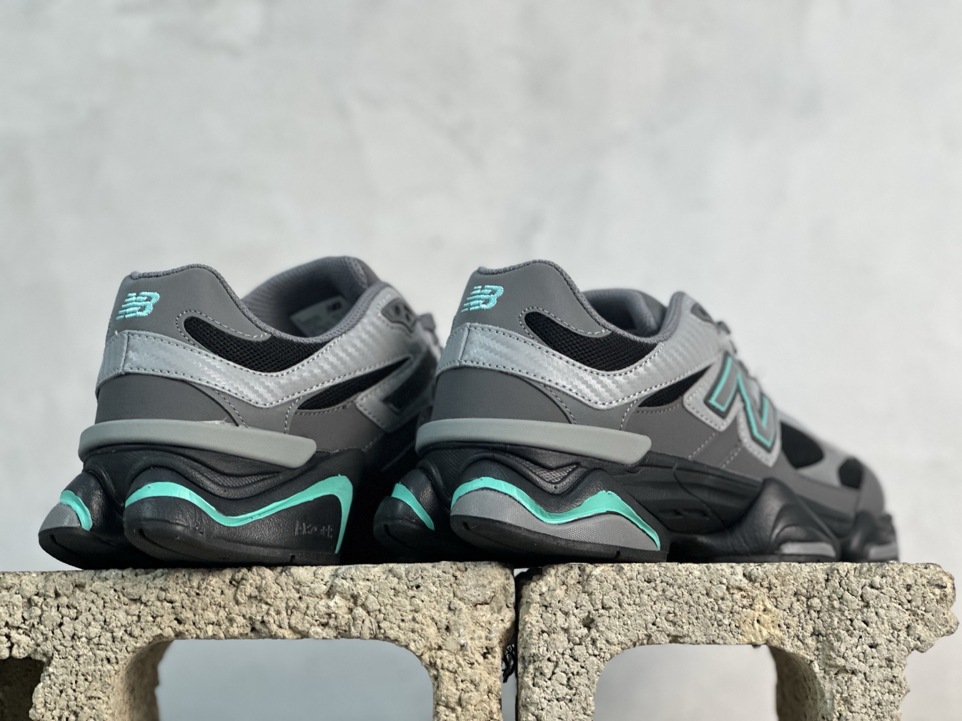 💰210 放店私 
New Balance NB9060系列 复古休闲运动慢跑鞋 U9060JBJ
#鞋款灵感源自设计师本人对夏日的怀日回忆。鞋面大身由空间双格及磨砂鞋面拼接而生，配以柔和、温暖的粉橘色调，夏日氛围拉满
#采用大面积网眼以及麂皮材质覆盖鞋身，还原经典气质。搭载ABZORB避震科技，由泡沫聚酯制成，上脚可以有效减少由鞋底反弹对身体及双腿的冲击力
尺码：36 37 37.5 38 38.5 39 40 40.5 41 42 42.5 43 44 45