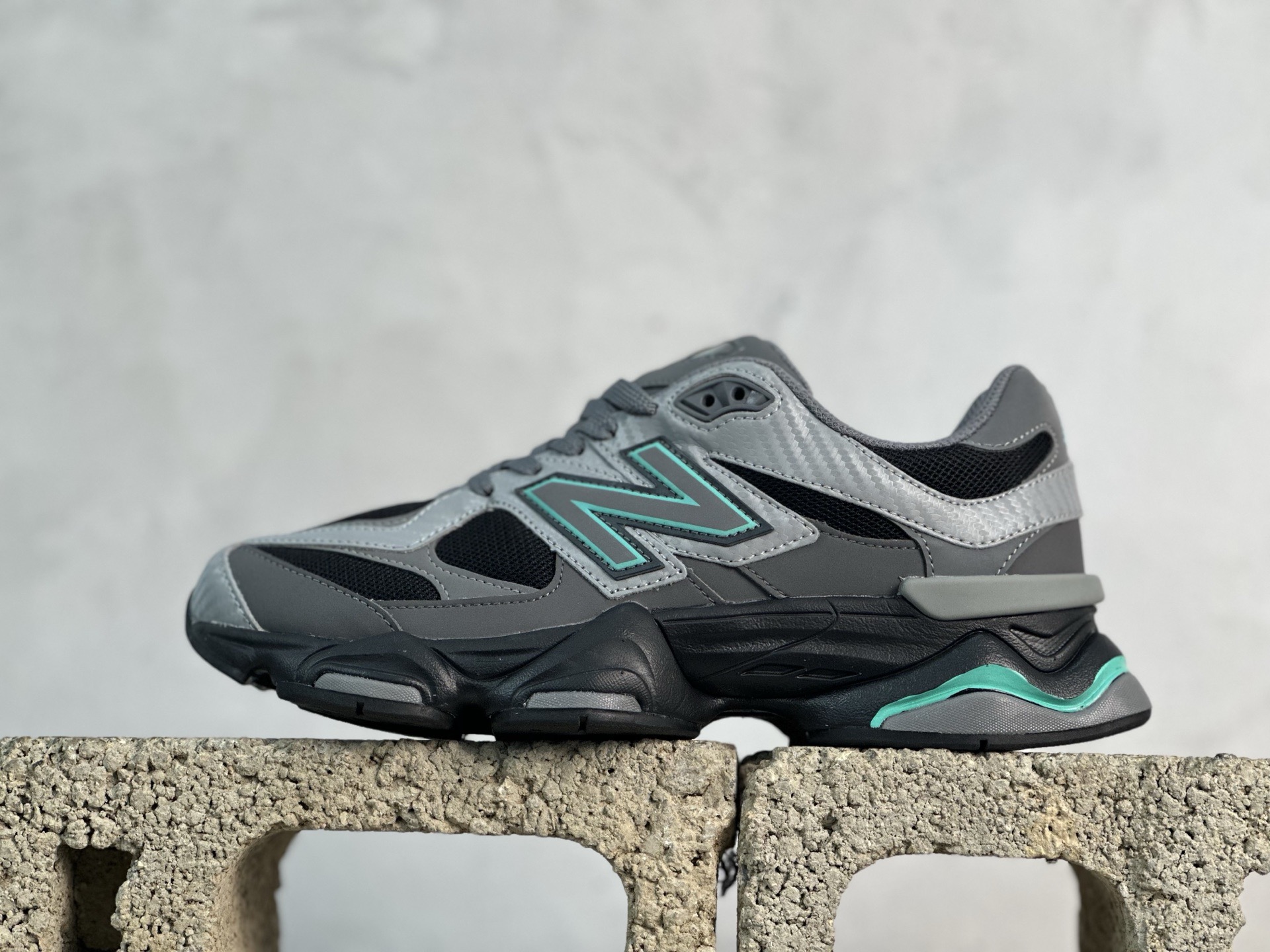 💰210 放店私 
New Balance NB9060系列 复古休闲运动慢跑鞋 U9060JBJ
#鞋款灵感源自设计师本人对夏日的怀日回忆。鞋面大身由空间双格及磨砂鞋面拼接而生，配以柔和、温暖的粉橘色调，夏日氛围拉满
#采用大面积网眼以及麂皮材质覆盖鞋身，还原经典气质。搭载ABZORB避震科技，由泡沫聚酯制成，上脚可以有效减少由鞋底反弹对身体及双腿的冲击力
尺码：36 37 37.5 38 38.5 39 40 40.5 41 42 42.5 43 44 45
