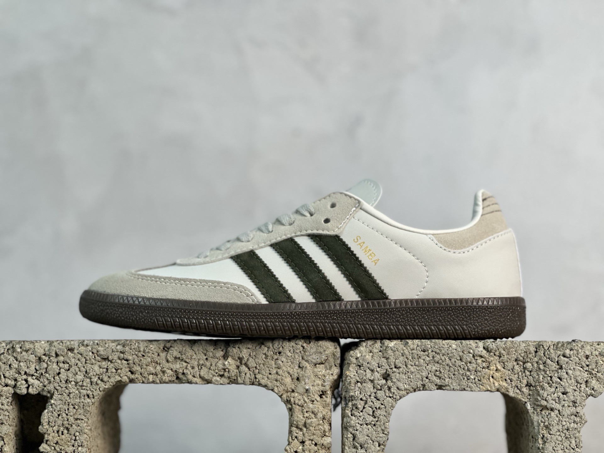 R版💰140 放店私
Adidas originals Samba OG 
此款以简约大方的造型设计，给人以随性休闲的时尚格调，穿着舒适轻便，运动灵活自如，蓝满足日常个性穿搭。
货号：JR0893
Size：35 35.5 36 36.5 37 38 38.5 39 40 40.5 41 42 42.5 43 44 44.5 45