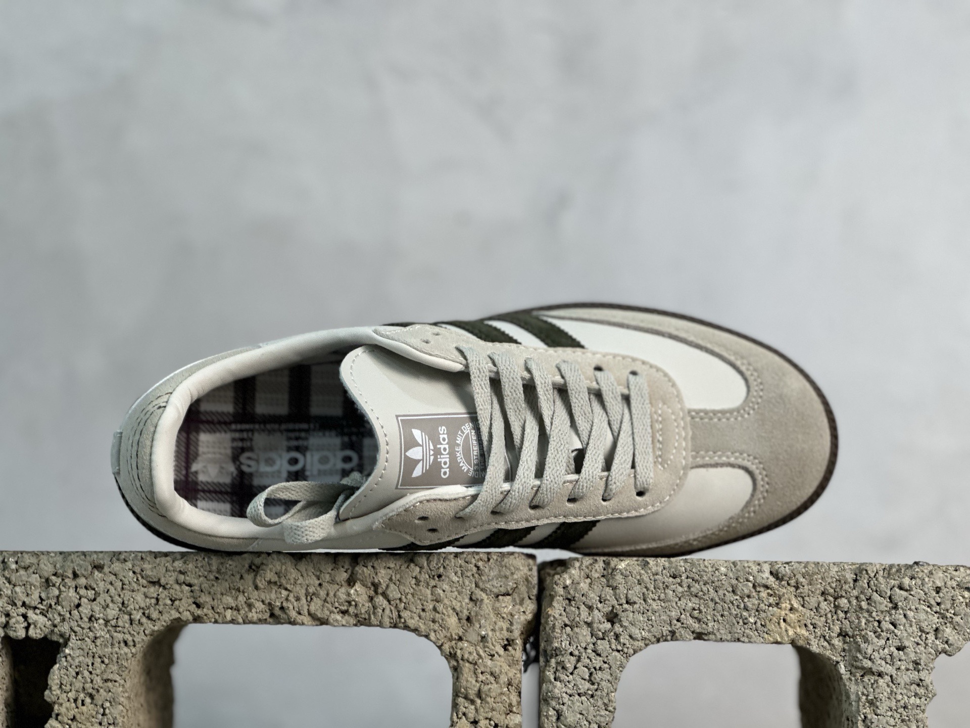 R版💰140 放店私
Adidas originals Samba OG 
此款以简约大方的造型设计，给人以随性休闲的时尚格调，穿着舒适轻便，运动灵活自如，蓝满足日常个性穿搭。
货号：JR0893
Size：35 35.5 36 36.5 37 38 38.5 39 40 40.5 41 42 42.5 43 44 44.5 45