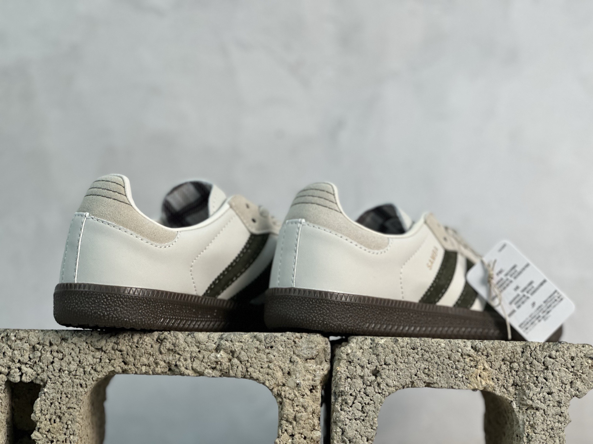 R版💰140 放店私
Adidas originals Samba OG 
此款以简约大方的造型设计，给人以随性休闲的时尚格调，穿着舒适轻便，运动灵活自如，蓝满足日常个性穿搭。
货号：JR0893
Size：35 35.5 36 36.5 37 38 38.5 39 40 40.5 41 42 42.5 43 44 44.5 45