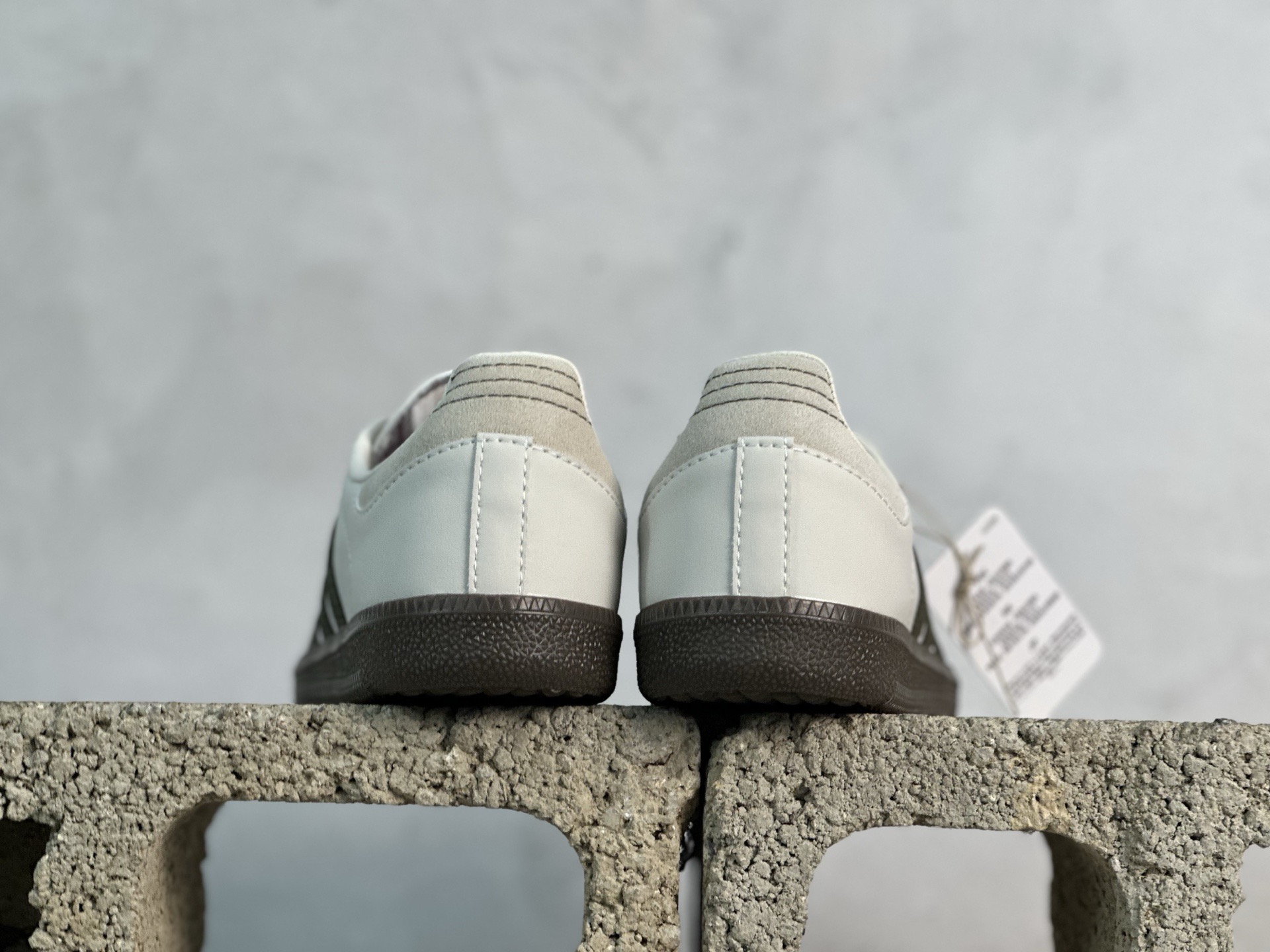 R版💰140 放店私
Adidas originals Samba OG 
此款以简约大方的造型设计，给人以随性休闲的时尚格调，穿着舒适轻便，运动灵活自如，蓝满足日常个性穿搭。
货号：JR0893
Size：35 35.5 36 36.5 37 38 38.5 39 40 40.5 41 42 42.5 43 44 44.5 45