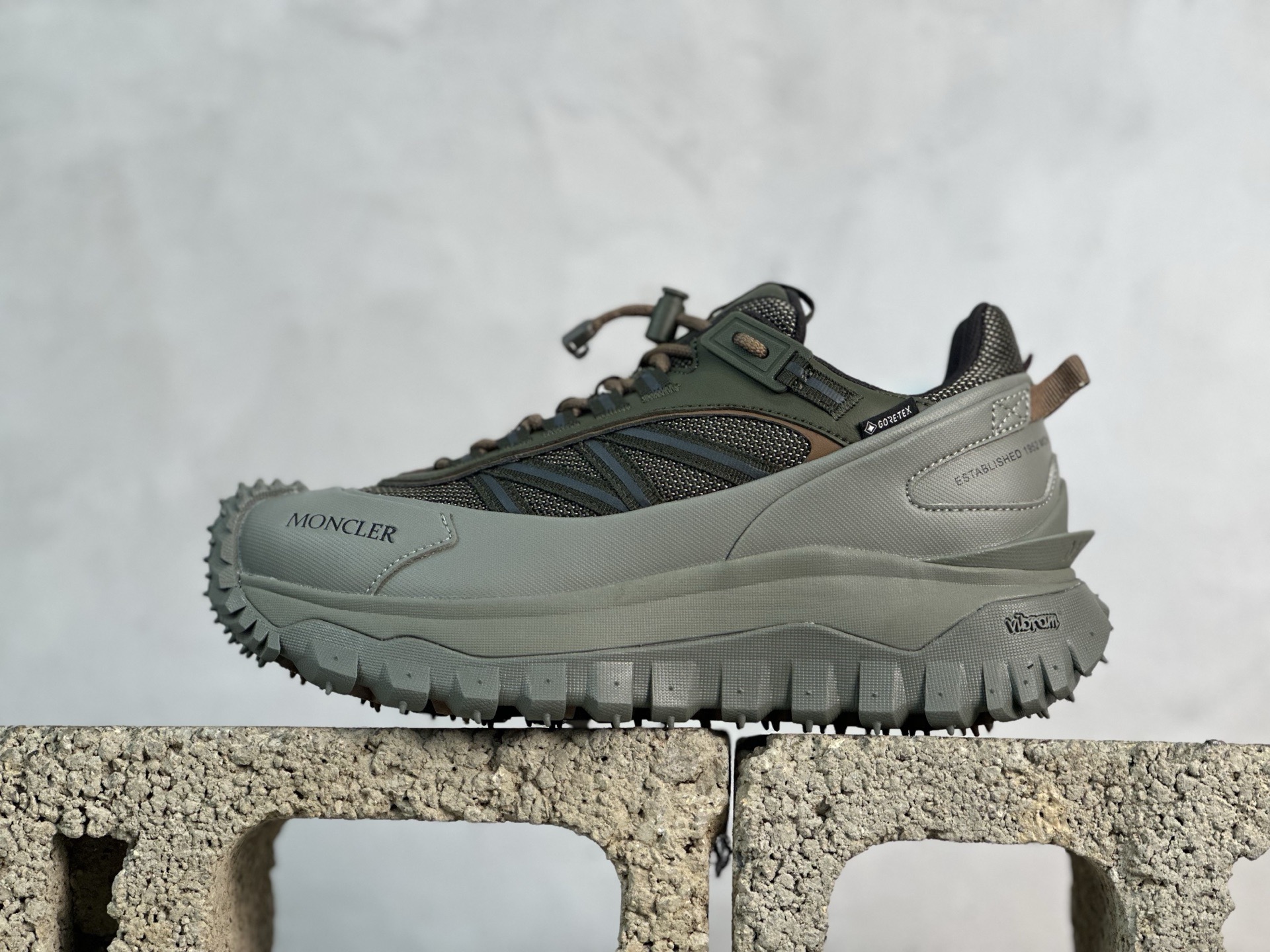 💰420 放店私
OK Moncler 盟可睐/蒙口 Trailgrip GTX 抗撕裂材质山地户外鞋 
#鞋身采用Cordura防撕裂尼龙/Gore-Tex防水材质 中底内置全掌碳板 支撑性能拉满 侧边3M反光带 
#大底采用RB MD 碳板 TPU 五层分离组合 鞋底搭载Vibram外底提供超强的抓地力和防滑性能 原装大盒包装 内赠Moncler徽章防层袋一副
尺码：36 36.5 37.5 38 38.5 39 40 40.5 41 42 42.5 43 44 44.5 45 46