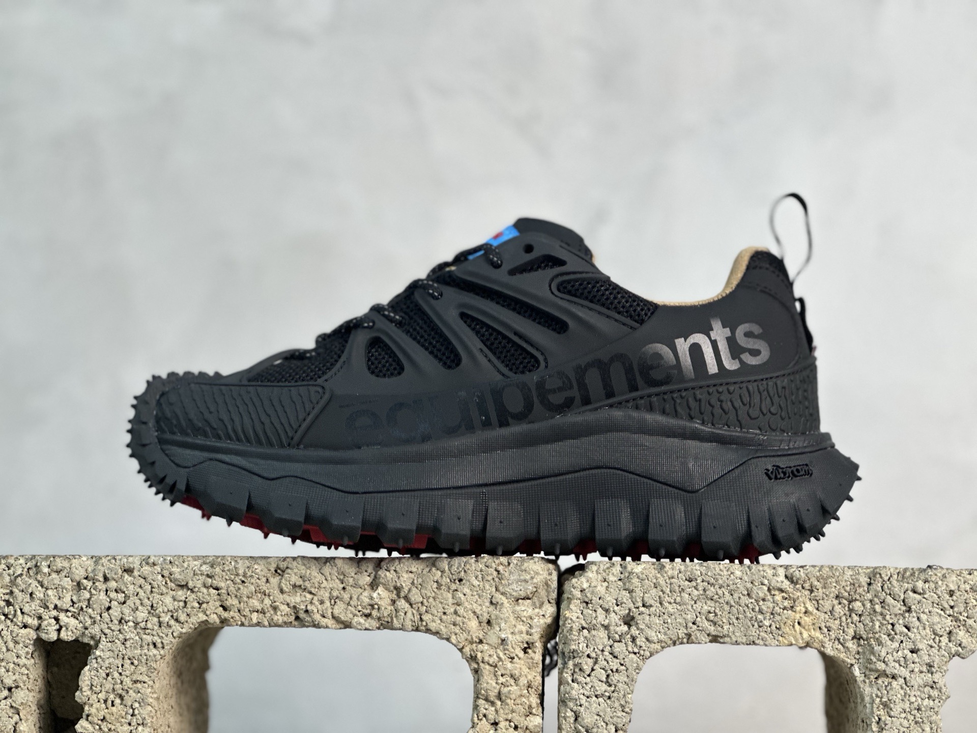 💰310 放店私
Moncler 蒙口 Trailgrip AMOEBA厚底系带耐磨低帮运动休闲鞋
粗矿型的鞋身上脚特别修饰腿型 经典的胖鱼头鞋型 超高颜值
厚重皮质与热压鞋身质感让提升双层发泡中底增加整体鞋身造型
5厘米增高 无敌大长腿
脚感双密度缓震 舒适度极佳
V底十GTX的强力配置 
无论是户外徒步还是雨天日常都得心应手
尺码: 39 40 40.5 41 42 42.5 43 44 44.5 45 46