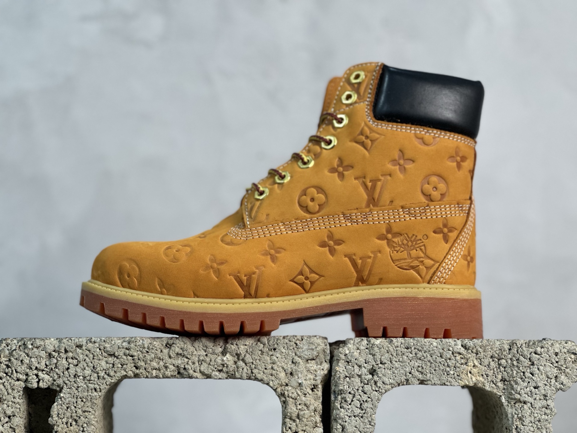 💰350 放店私
莞产代工订单 1V x Timberland 6 Inch Leather Ankle Boots"Wheat Monogram"添柏岚系列经典复古户外6英寸休闲工装大黄靴“联名麦黄暗棕LV压纹”1AD72X
#东莞代工品质
#内标Timberland LOGO带有紫光防伪标识
#升级厚实抽屉礼品鞋盒及全套代购包装说明书防尘布袋物件
#原楦原纸版数据开发版型
#原厂宝元注射机
#四线电脑车线并齐
#采用进口Monogram 压纹头层磨砂皮料鞋面材质全部内里搭配真皮革材料!!)
#原装一致全磨砂皮领口
#六边蜂窝抗疲劳减震PU鞋垫
#轻便防滑橡胶发泡组合底❗️
尺码:39 40 41 42 43 44 45(皮鞋码:比运动鞋偏大一码!)