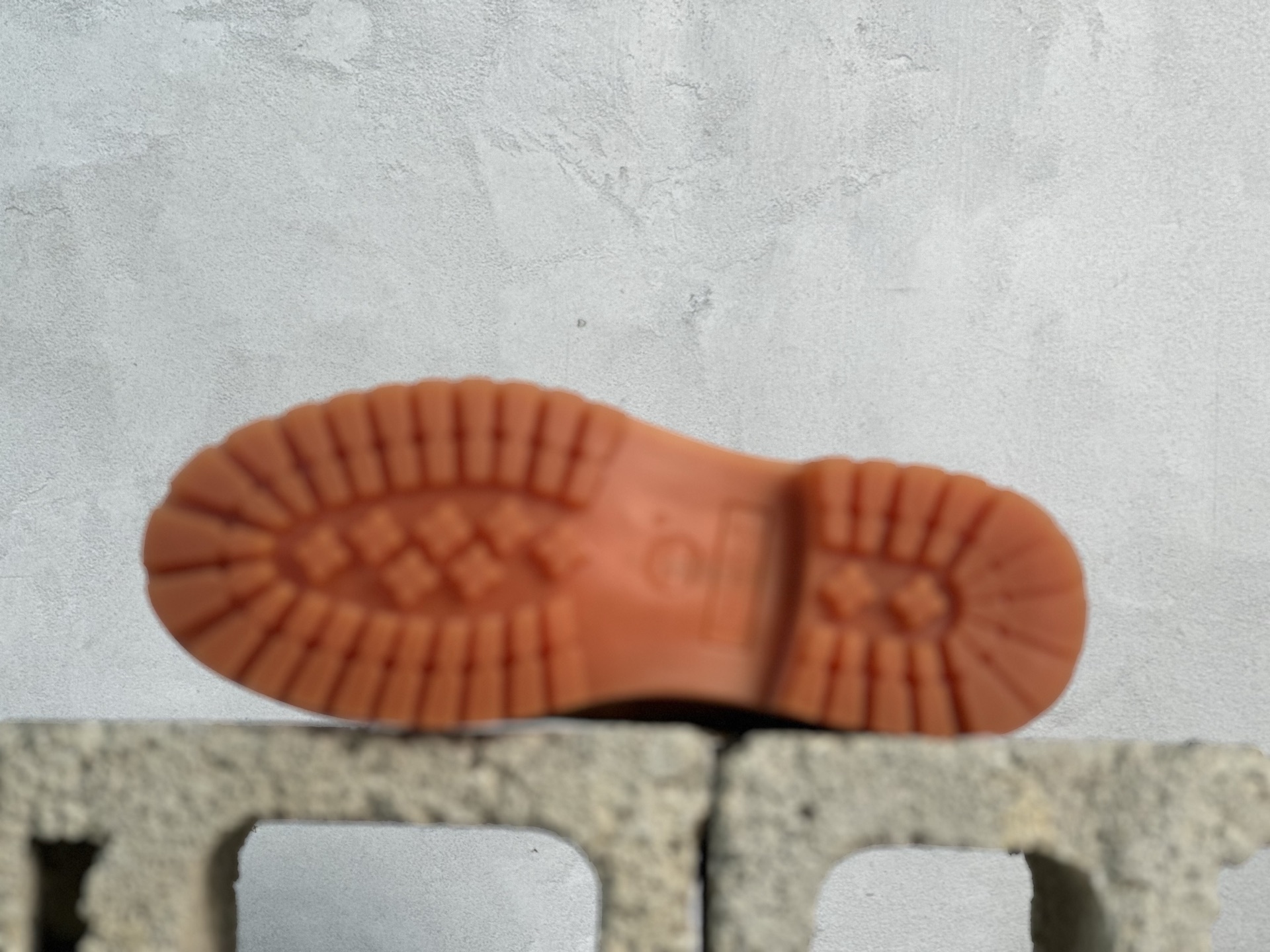 💰350 放店私 莞产代工订单 1V x Timberland 6 Inch Leather Ankle Boots"Wheat Monogram"添柏岚系列经典复古户外6英寸休闲工装大黄靴“联名麦黄暗棕LV压纹”1AD72X #东莞代工品质 #内标Timberland LOGO带有紫光防伪标识 #升级厚实抽屉礼品鞋盒及全套代购包装说明书防尘布袋物件 #原楦原纸版数据开发版型 #原厂宝元注射机 #四线电脑车线并齐 #采用进口Monogram 压纹头层磨砂皮料鞋面材质全部内里搭配真皮革材料!!) #原装一致全磨砂皮领口 #六边蜂窝抗疲劳减震PU鞋垫 #轻便防滑橡胶发泡组合底❗️ 尺码：39 40 41 42 43 44 45（皮鞋码:比运动鞋偏大一码！）