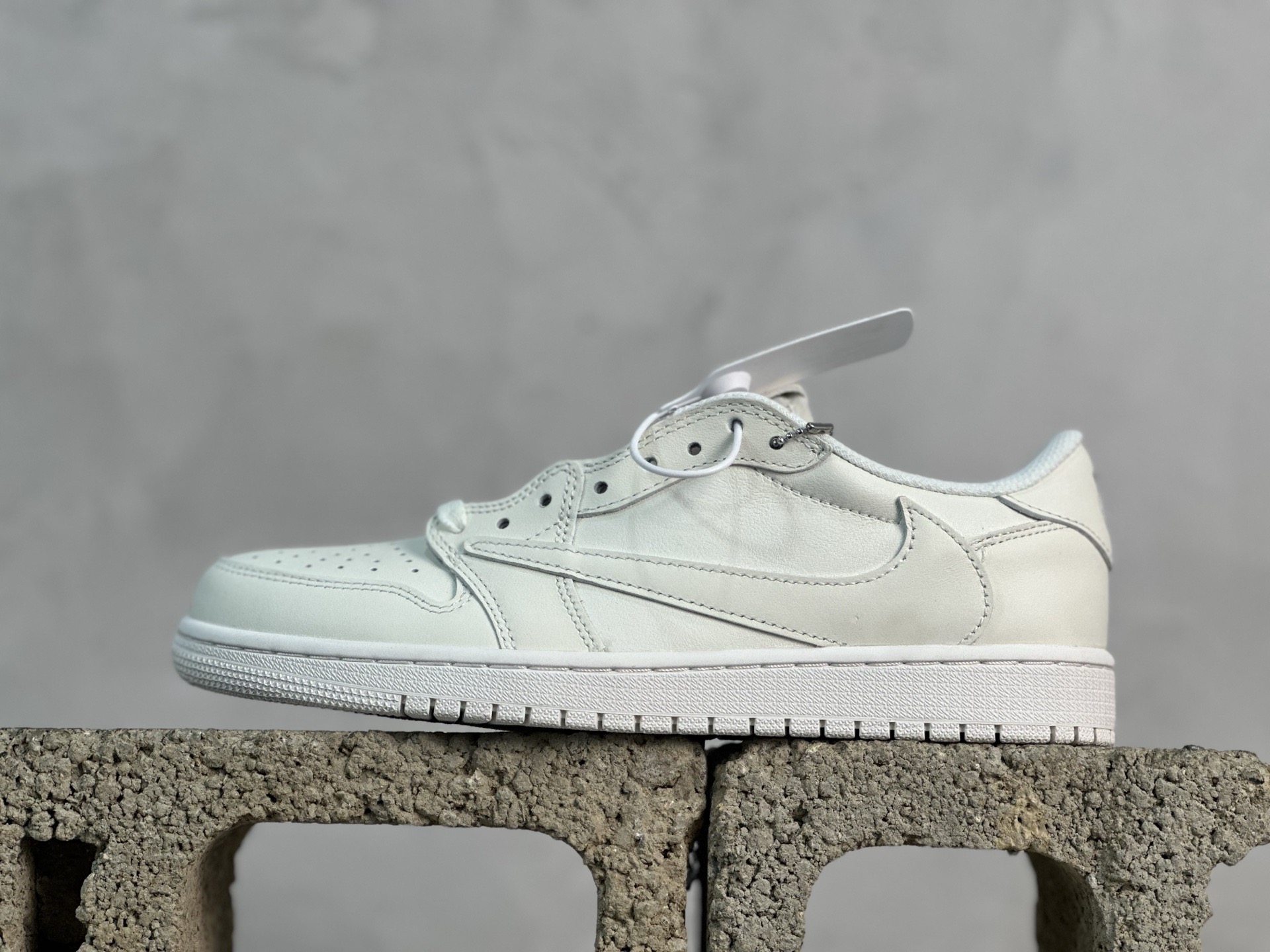 💰230 放店私
F版Fragment x TS x Air Jordan 1 Low 三方联名低帮倒勾板鞋
唯一可媲美原版 同价位区间无对手
全新的三方联名低帮倒钩鞋面延续了黑脚趾设计 点缀上Travis Scott 标志性的Logo
完善极具Fragment Design的设计风格
左右脚分别以Travis Scott鬼脸和乔丹飞翼加以修饰彰显出三方联名的奢华格调
尺码：36-47.5