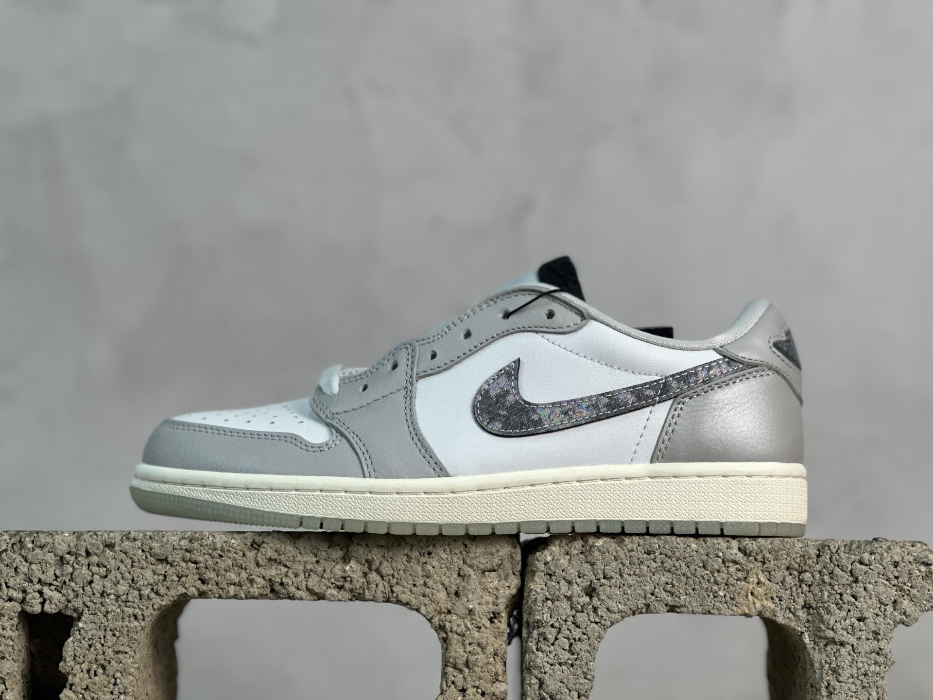 💰230 放店私
F版Fragment x TS x Air Jordan 1 Low 三方联名低帮倒勾板鞋
唯一可媲美原版 同价位区间无对手
全新的三方联名低帮倒钩鞋面延续了黑脚趾设计 点缀上Travis Scott 标志性的Logo
完善极具Fragment Design的设计风格
左右脚分别以Travis Scott鬼脸和乔丹飞翼加以修饰彰显出三方联名的奢华格调
官方货号：HF3144-100
尺码：36-47.5