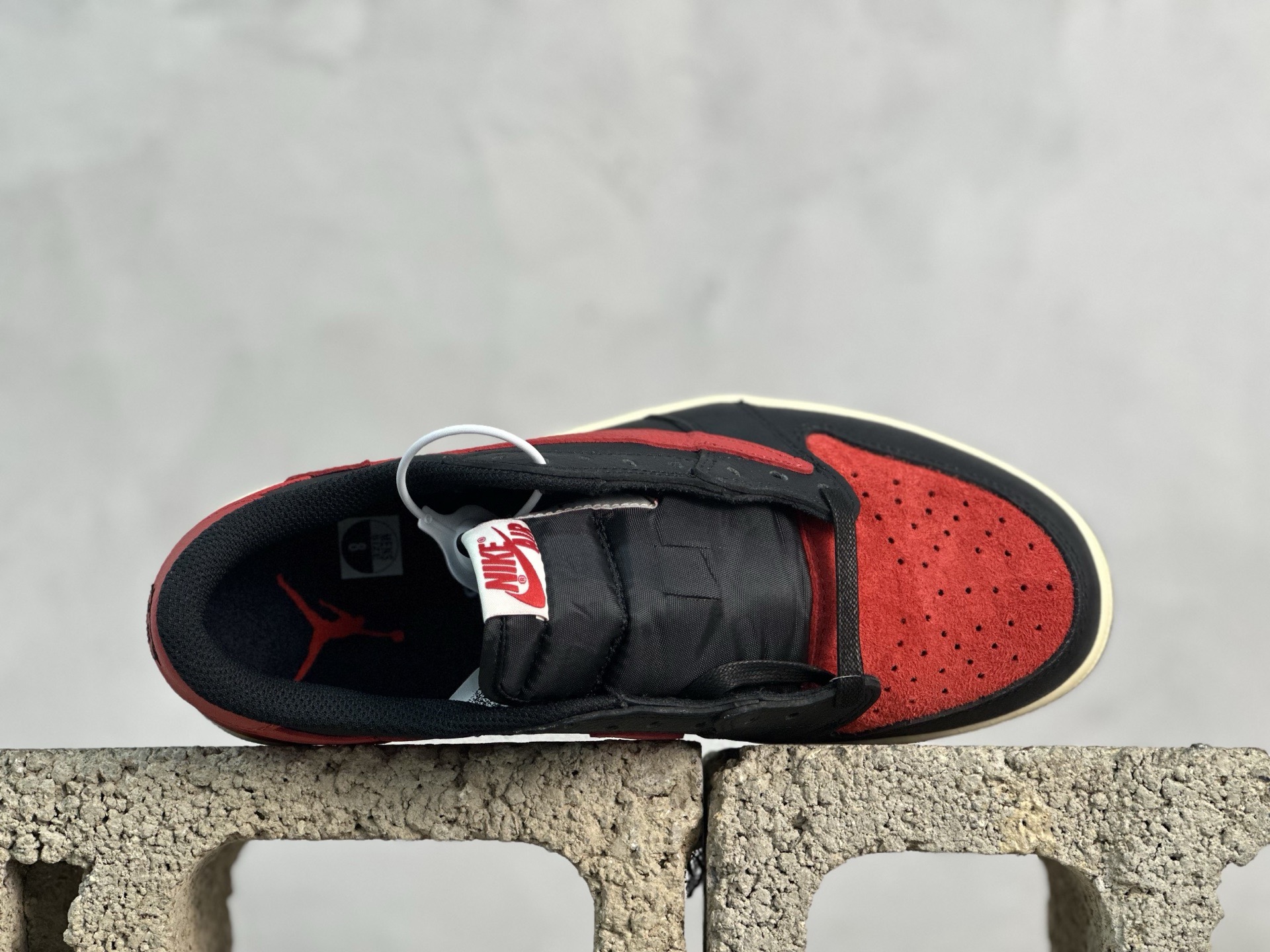 💰230 放店私
F版Fragment x TS x Air Jordan 1 Low 三方联名低帮倒勾板鞋
唯一可媲美原版 同价位区间无对手
全新的三方联名低帮倒钩鞋面延续了黑脚趾设计 点缀上Travis Scott 标志性的Logo
完善极具Fragment Design的设计风格
左右脚分别以Travis Scott鬼脸和乔丹飞翼加以修饰彰显出三方联名的奢华格调
官方货号：DM7866-061
尺码：36-47.5